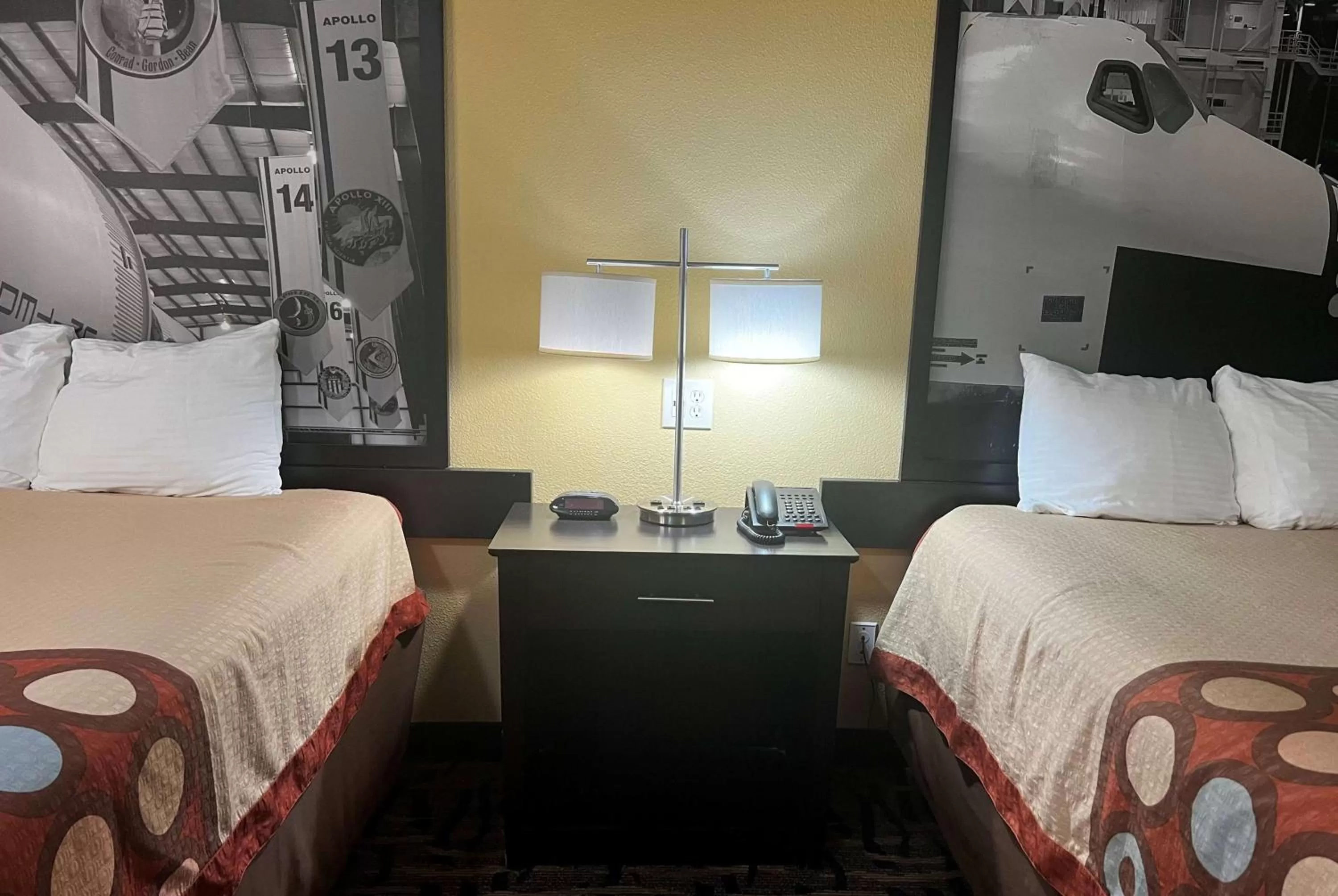 Photo of the whole room, Bed in Super 8 by Wyndham Pasadena