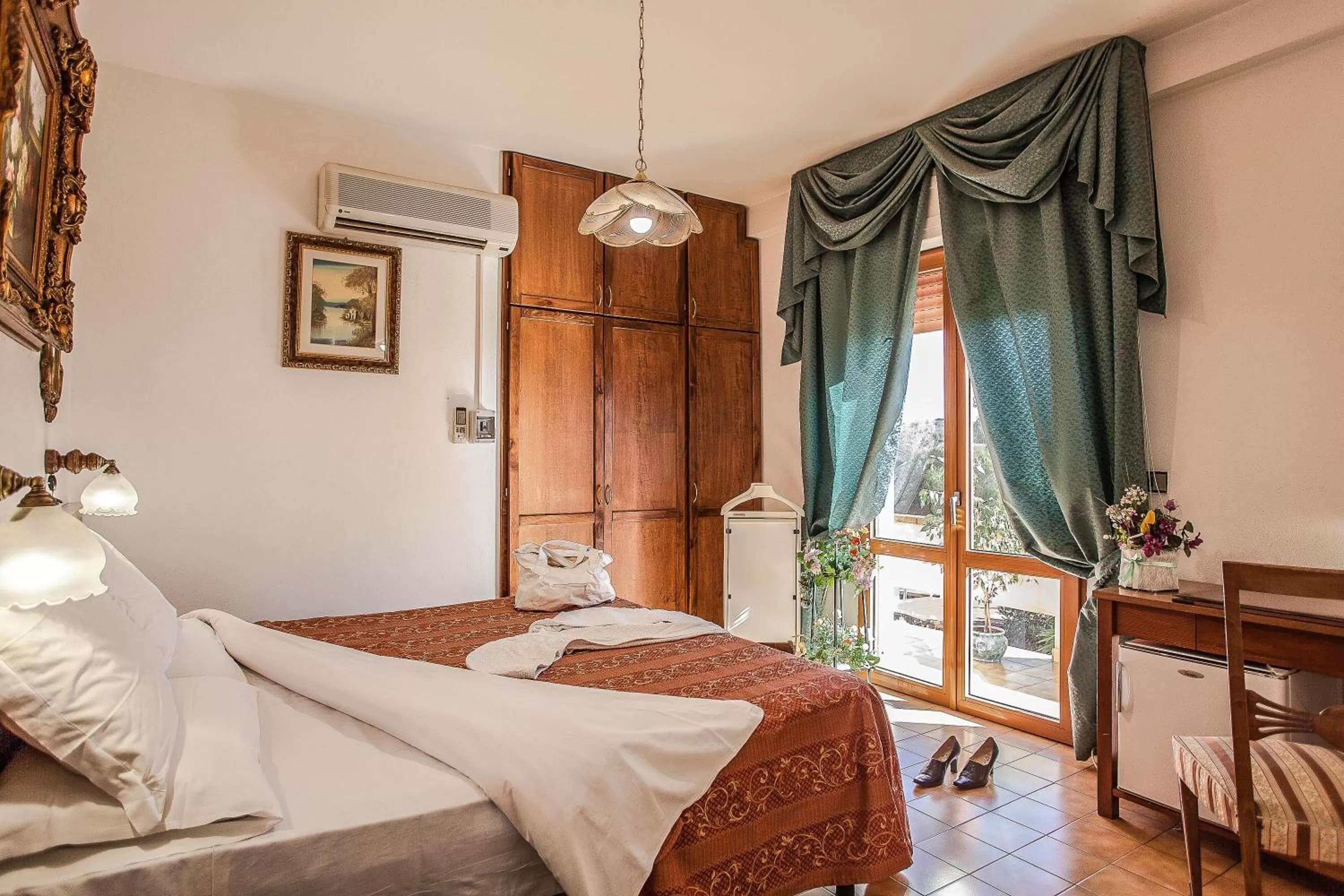 Bedroom, Bed in Hotel Garden