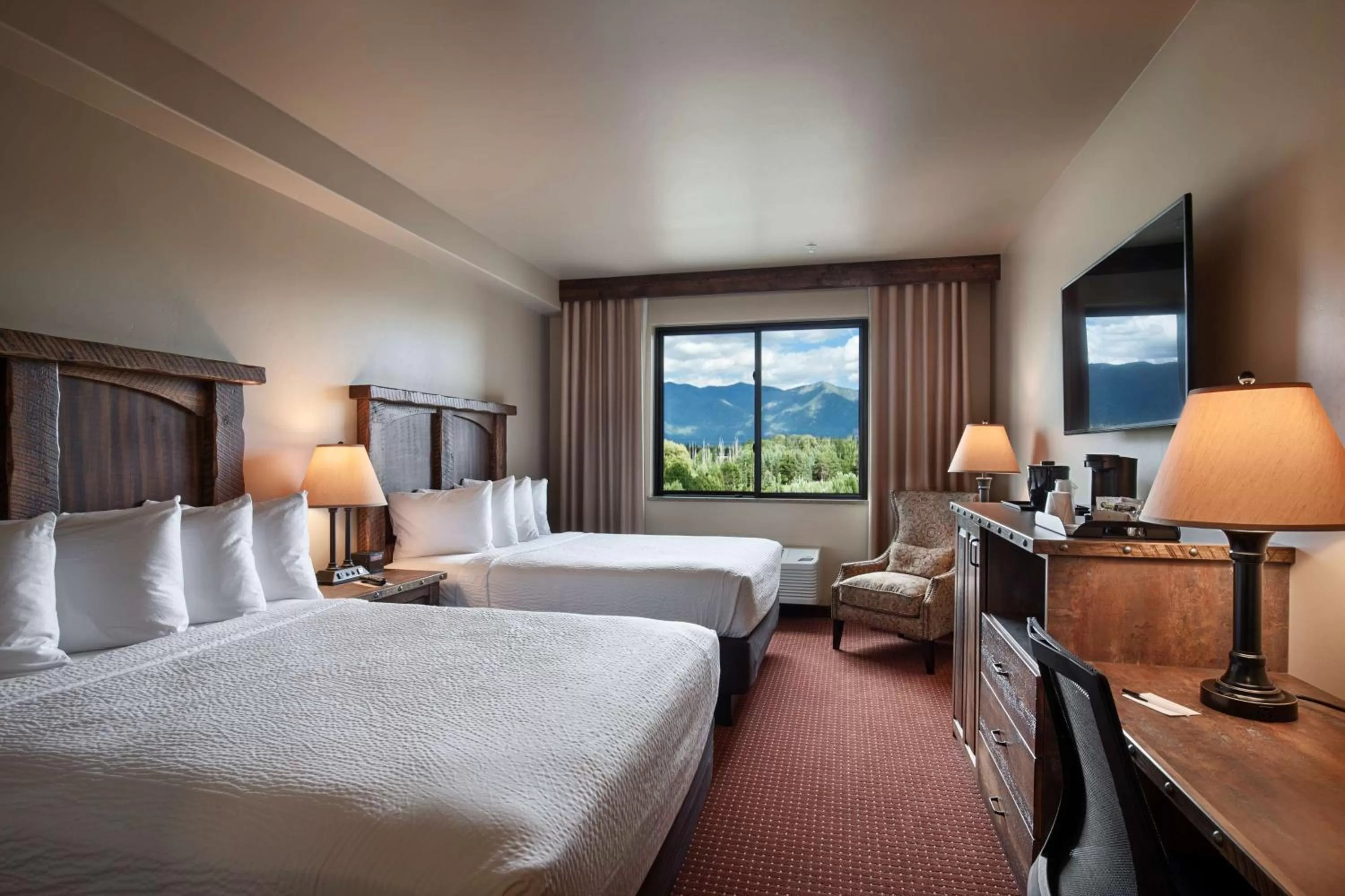 Photo of the whole room, Bed in Glacier International Lodge