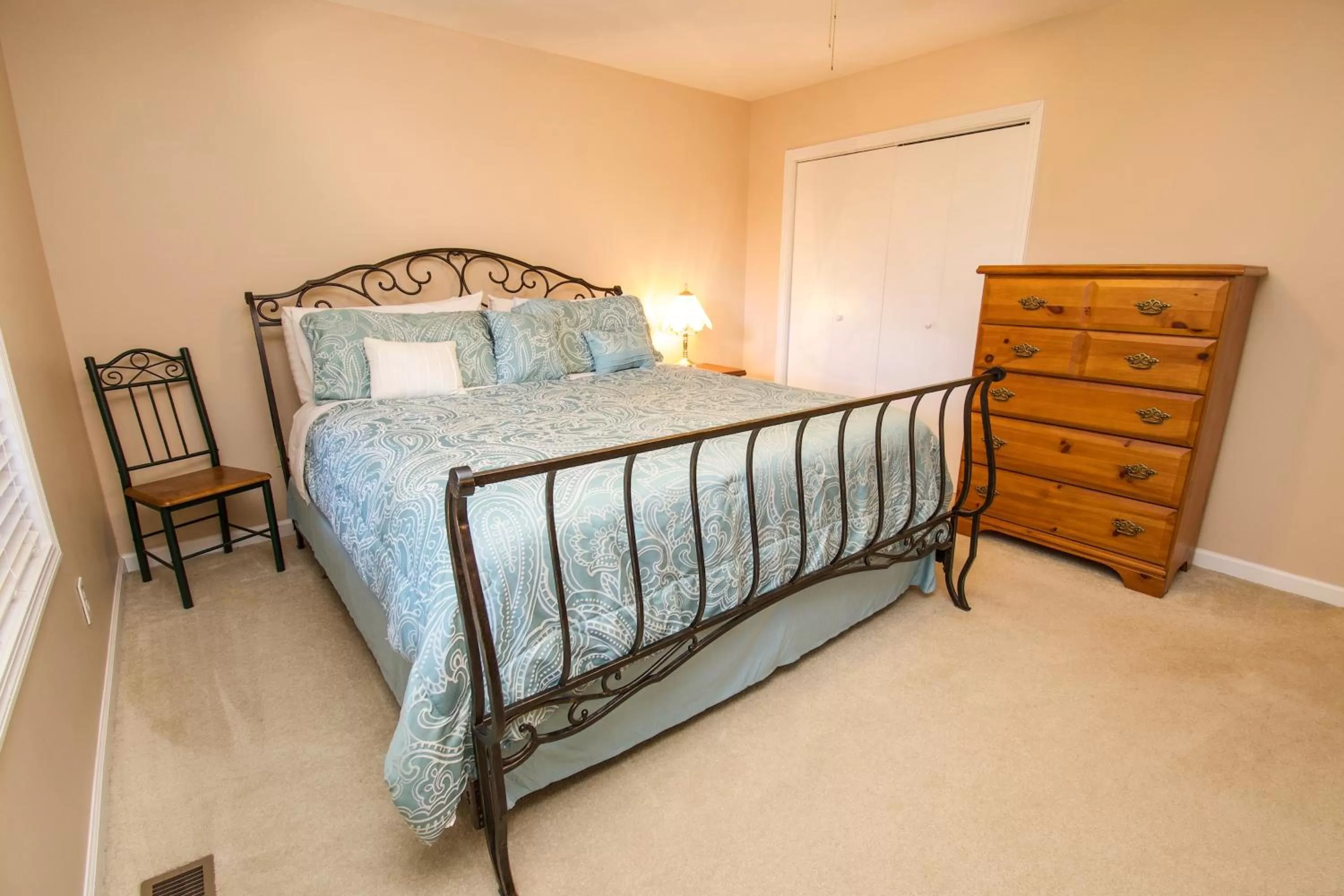 Bed in Paradise Hills, Winery Resort & Spa