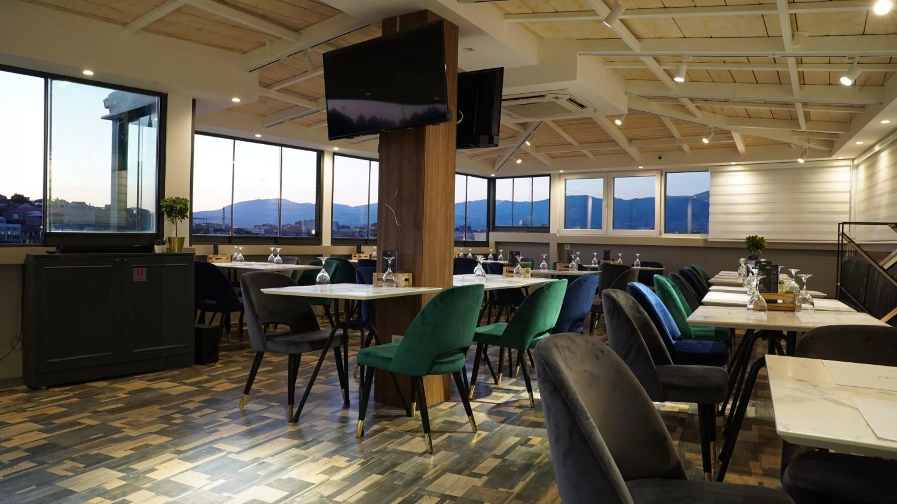 Restaurant/places to eat in Hotel Premium