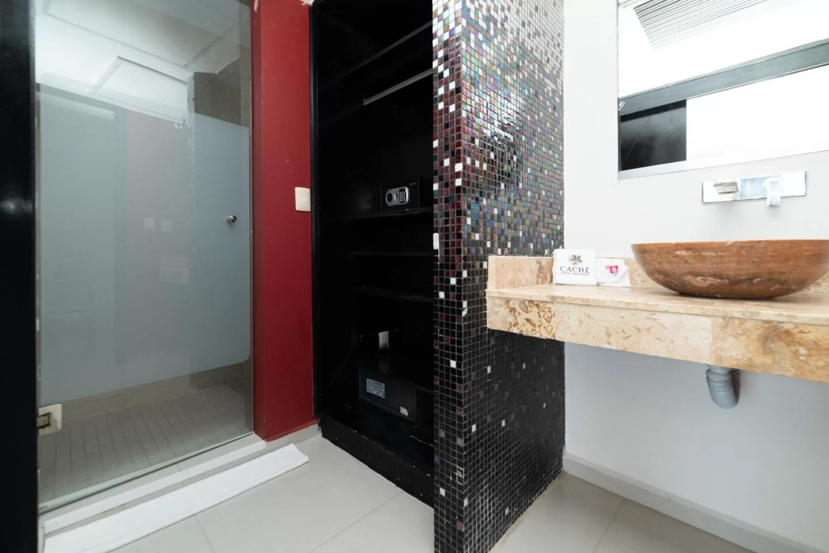 Shower, Bathroom in Hotel Cache