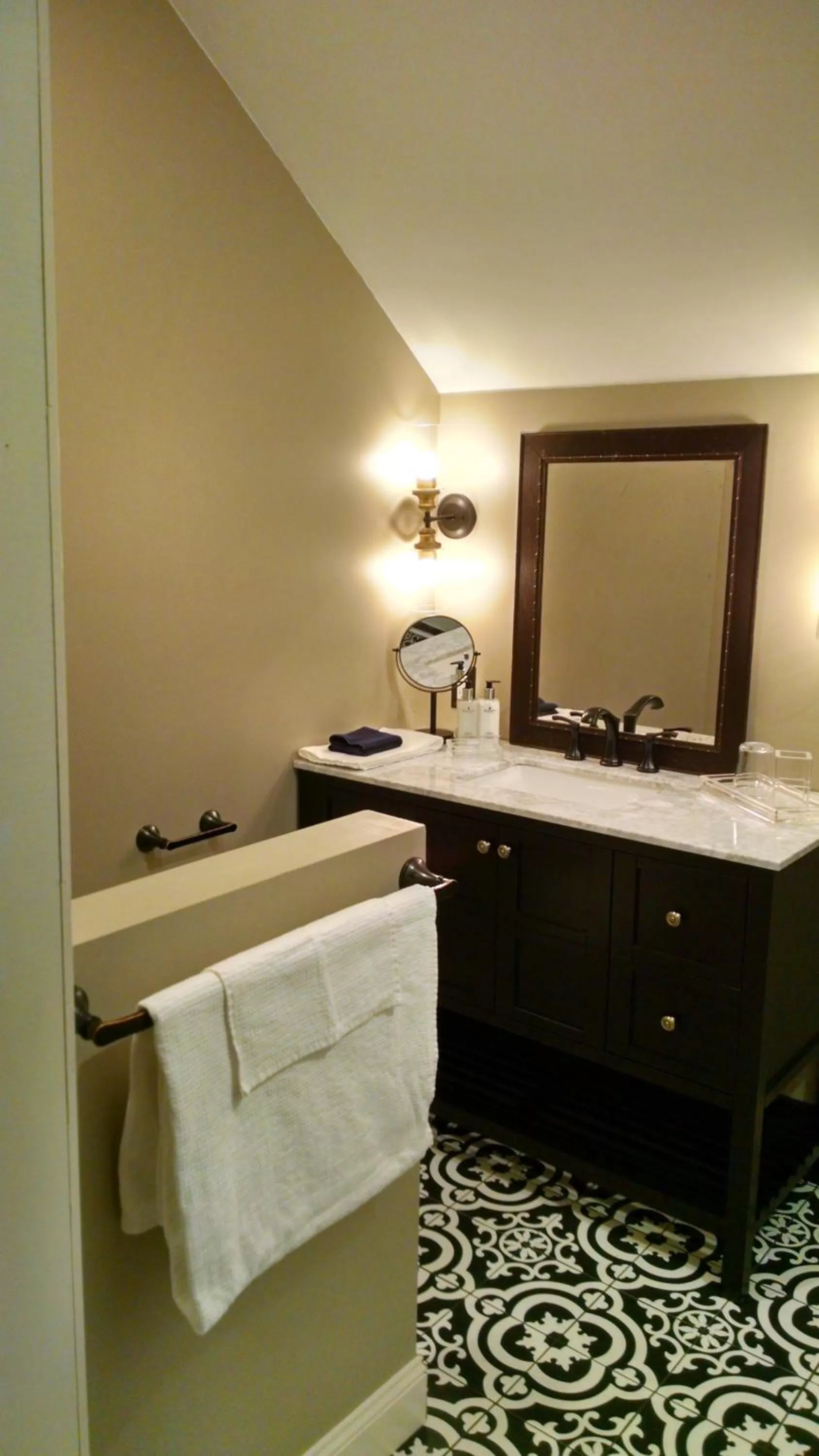 Bathroom in Georges on York B&B