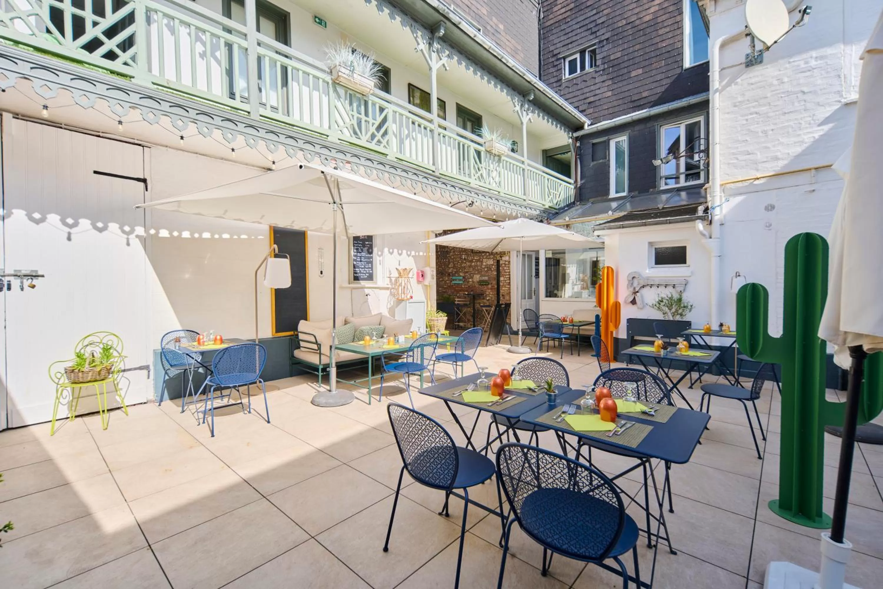 Property building in The Originals Boutique, Hôtel La Colonne de Bronze, Saint-Valéry-sur-Somme