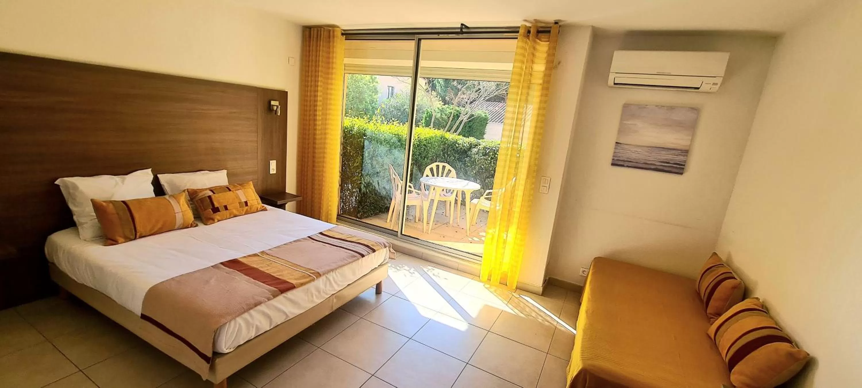 Bed in Hôtel Le Maritime