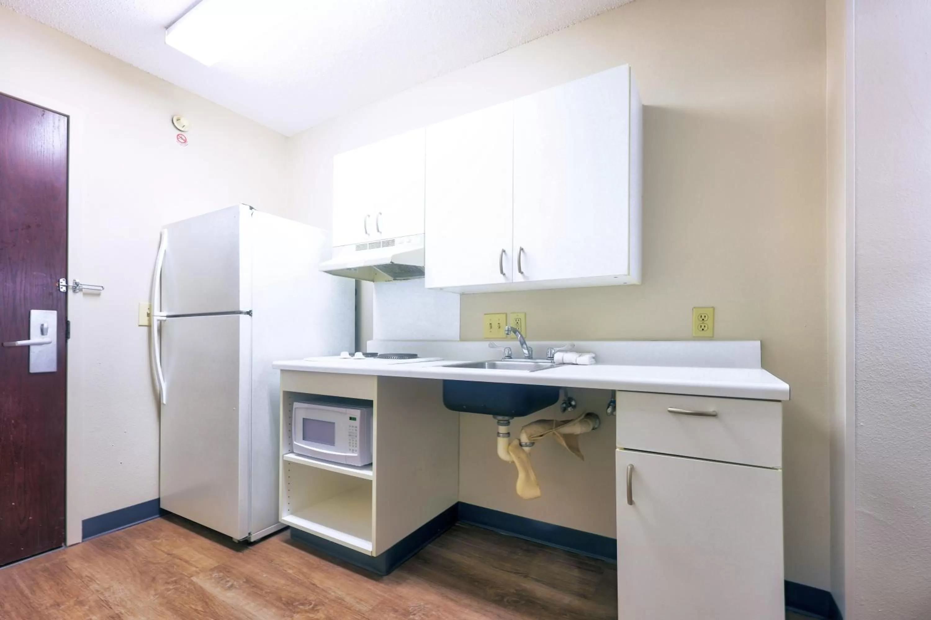 Kitchen or kitchenette in Homestyle Studio Suites