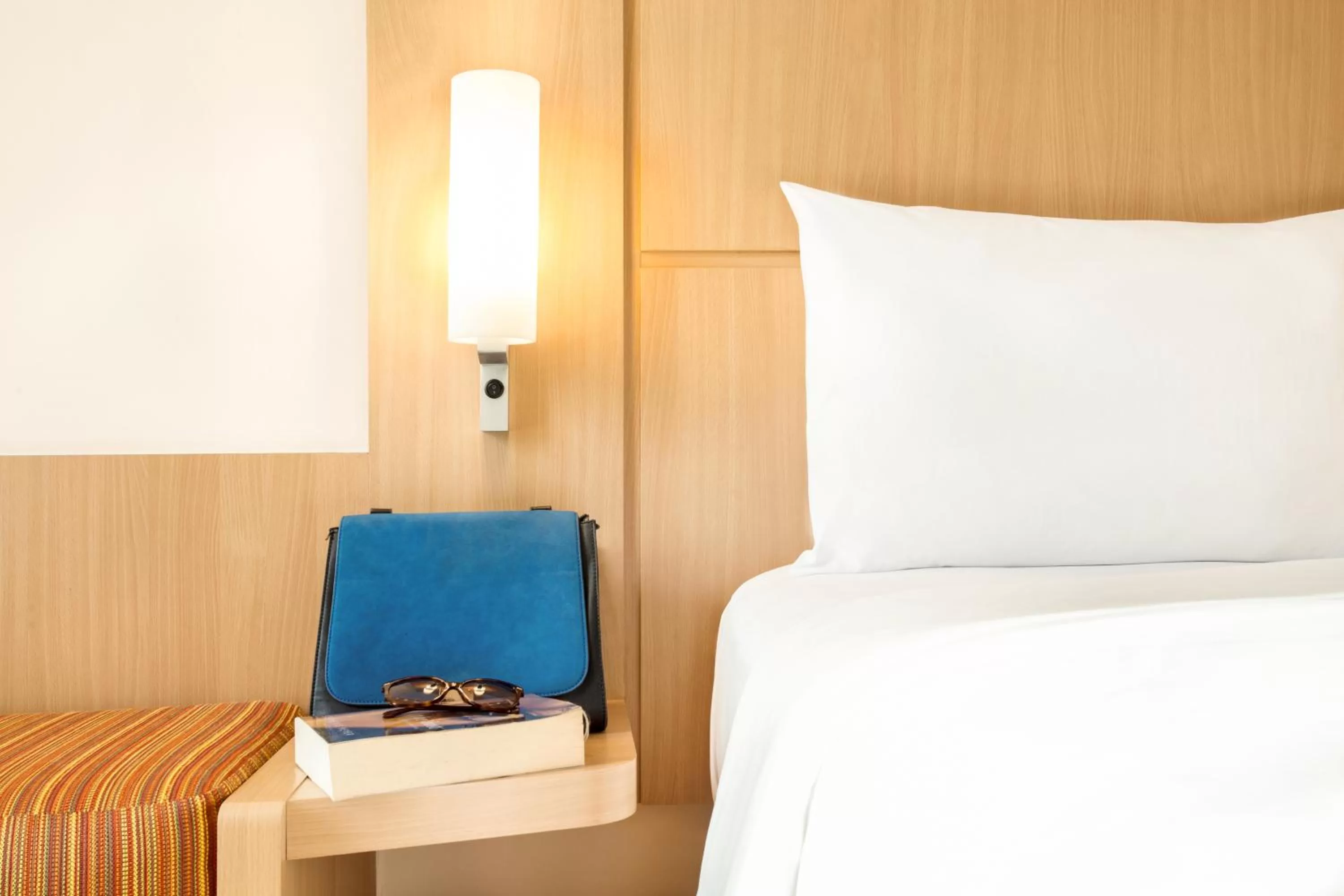 Bedroom, Bed in ibis Sisteron