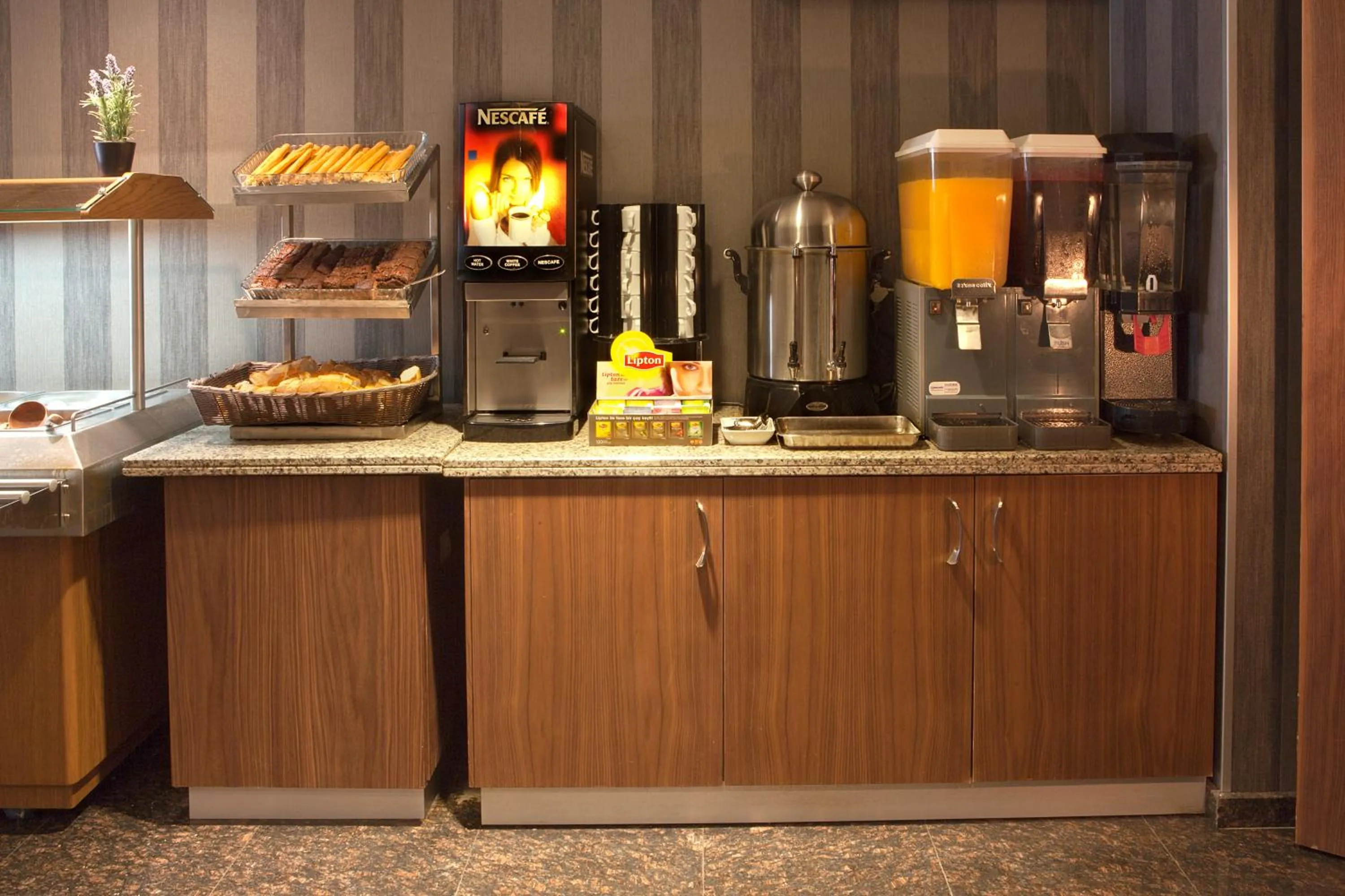 Restaurant/places to eat in Nanda Hotel