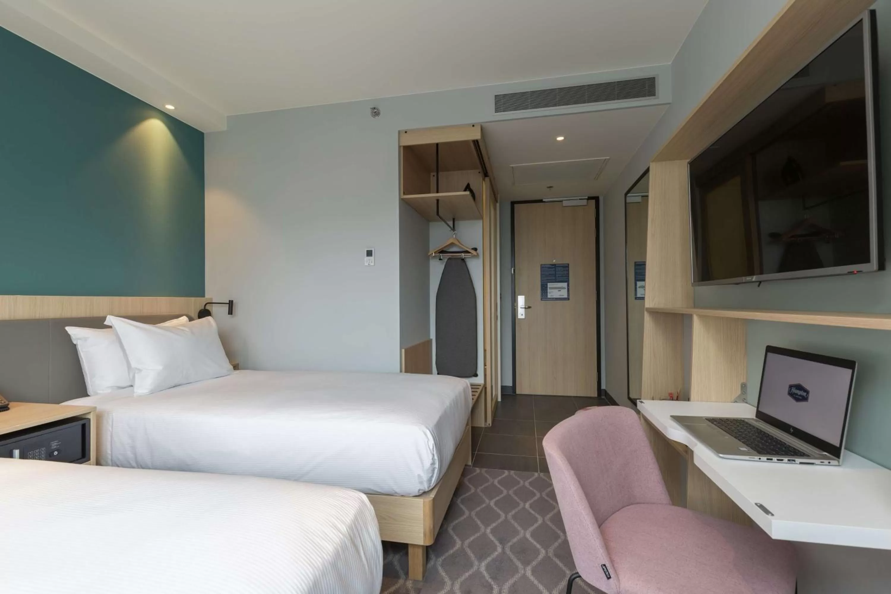 Bedroom, Bed in Hampton By Hilton Utrecht Centraal Station