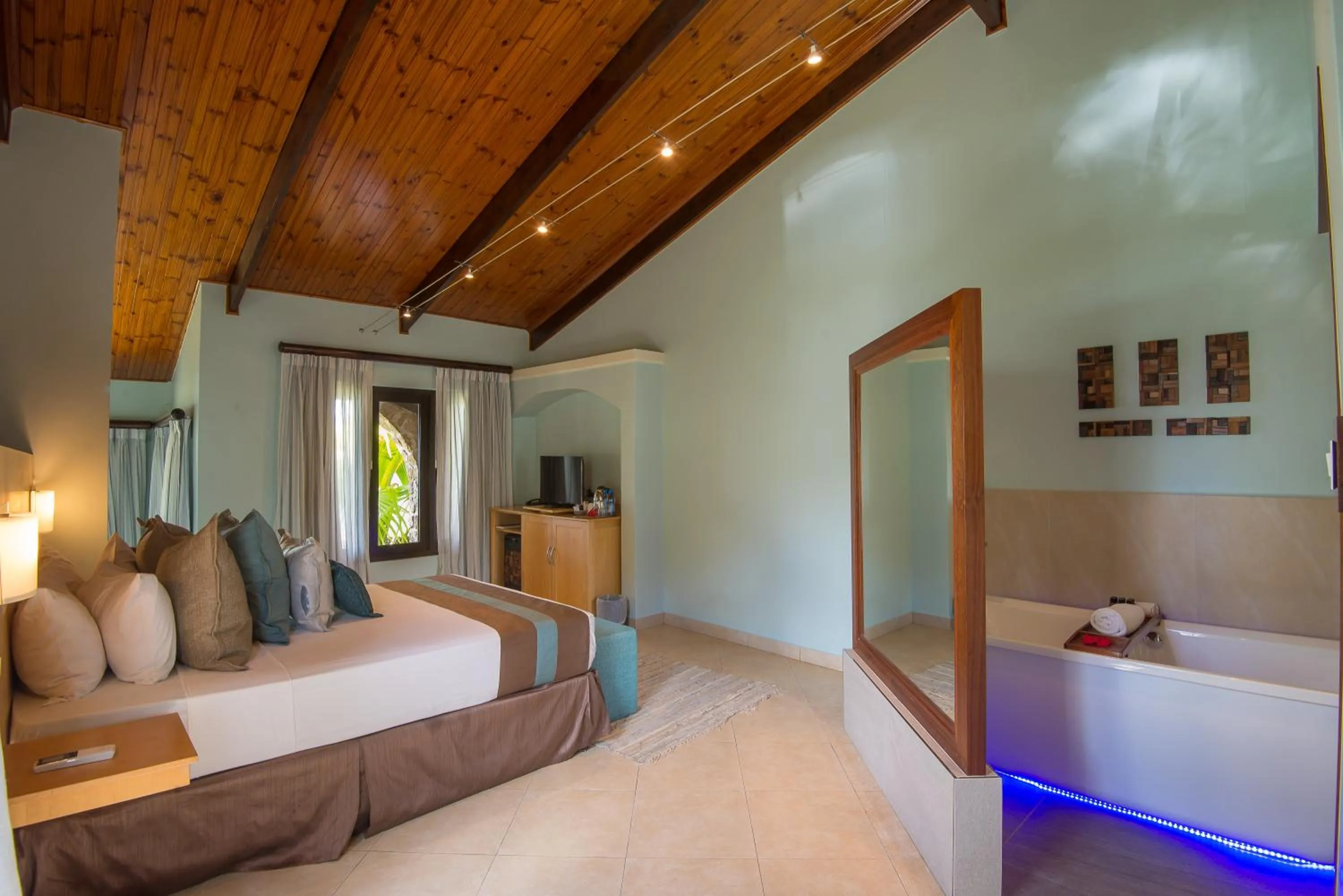 Photo of the whole room, Bed in Coco de Mer Hotel and Black Parrot Suites