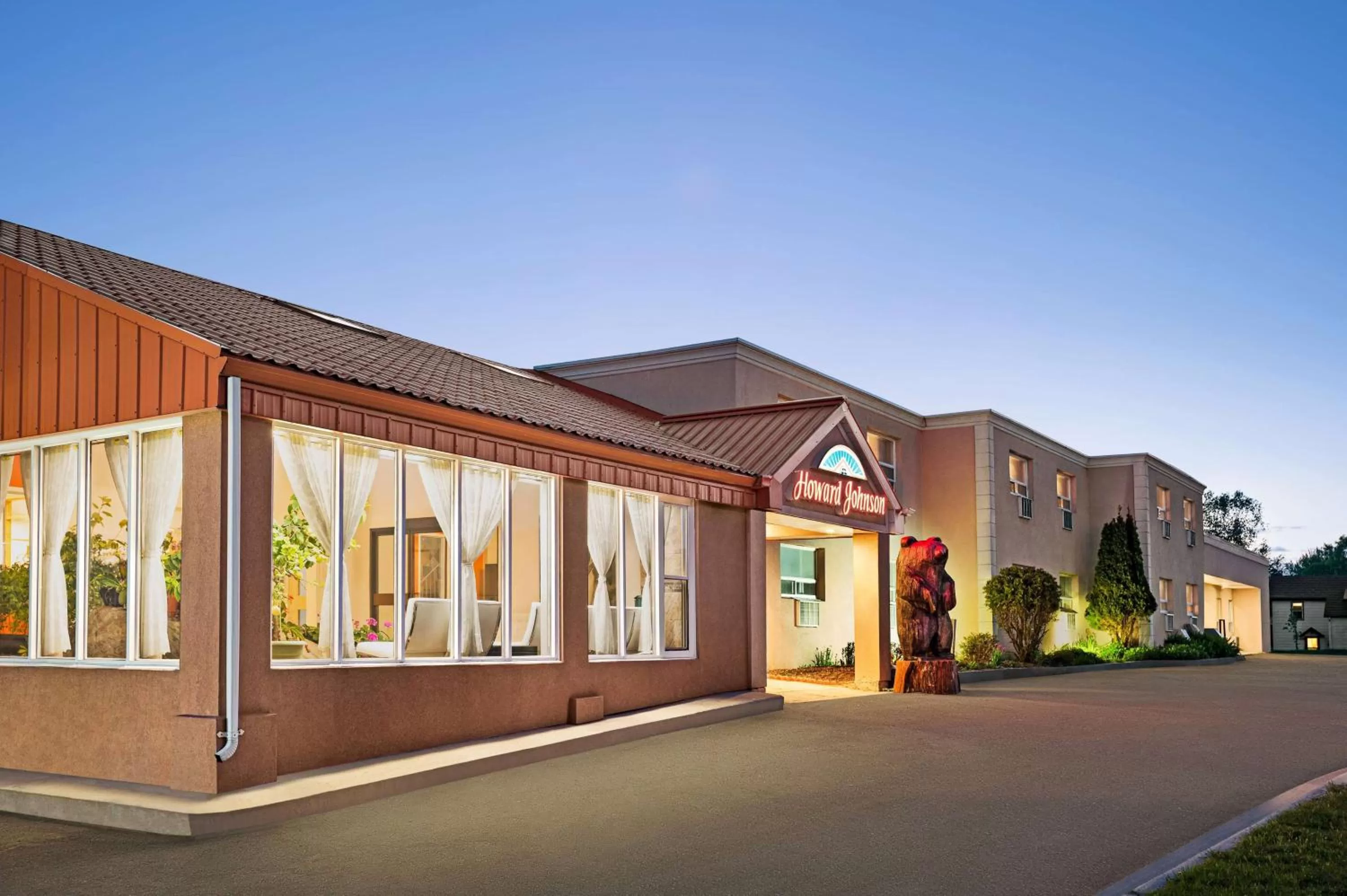 Property building in Howard Johnson by Wyndham Gravenhurst