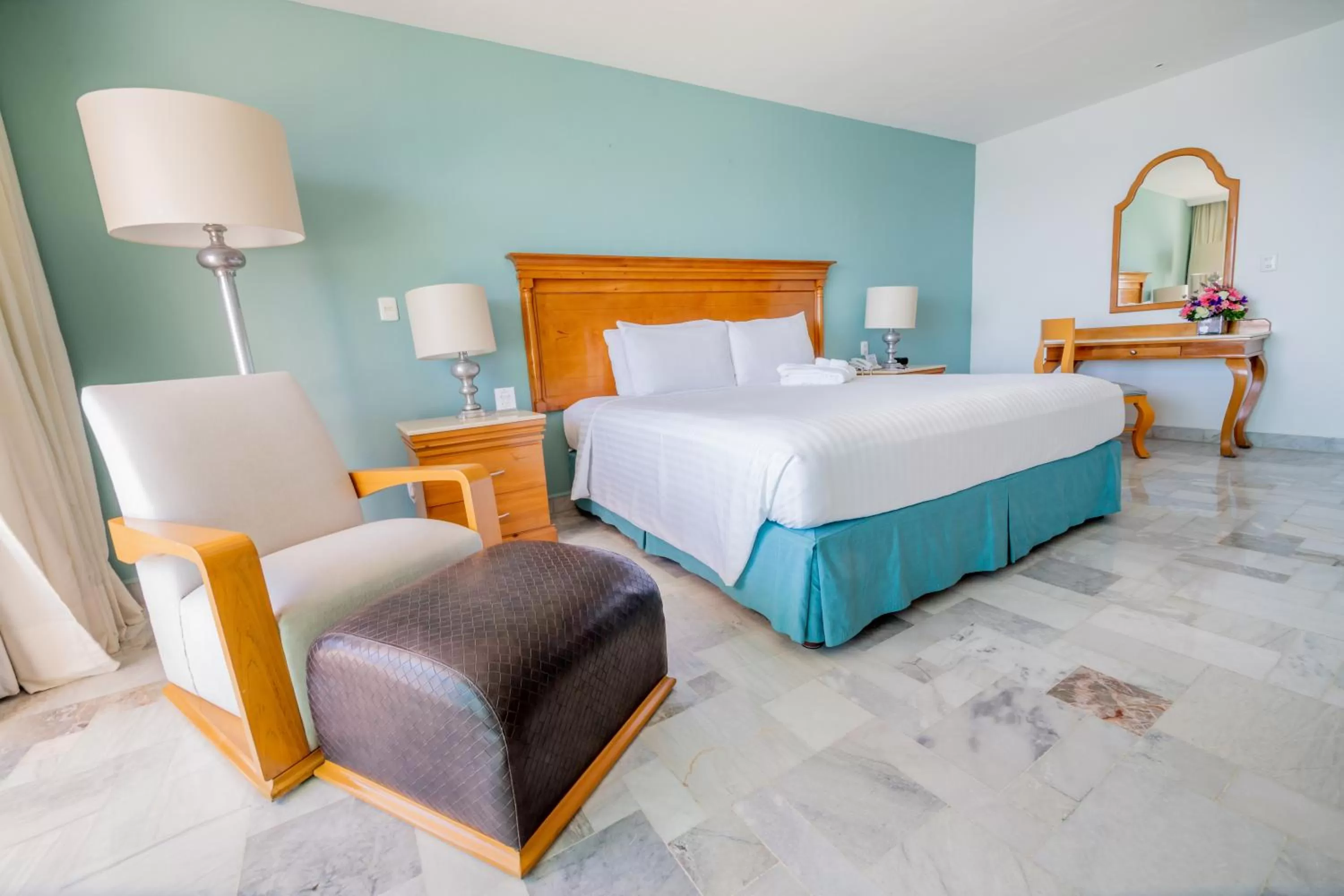 Photo of the whole room, Bed in Emporio Acapulco