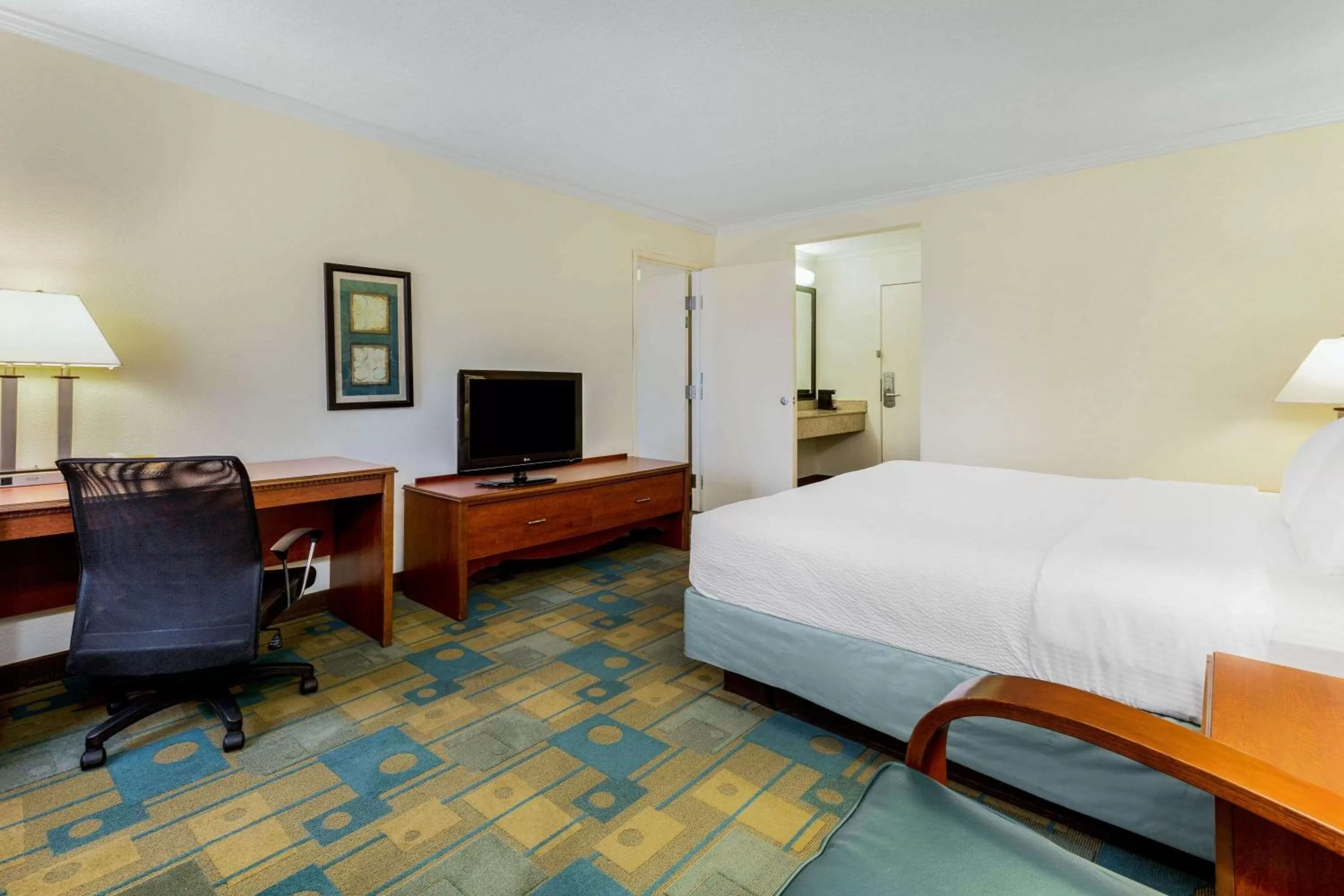 Photo of the whole room in La Quinta Inn by Wyndham Chicago Willowbrook