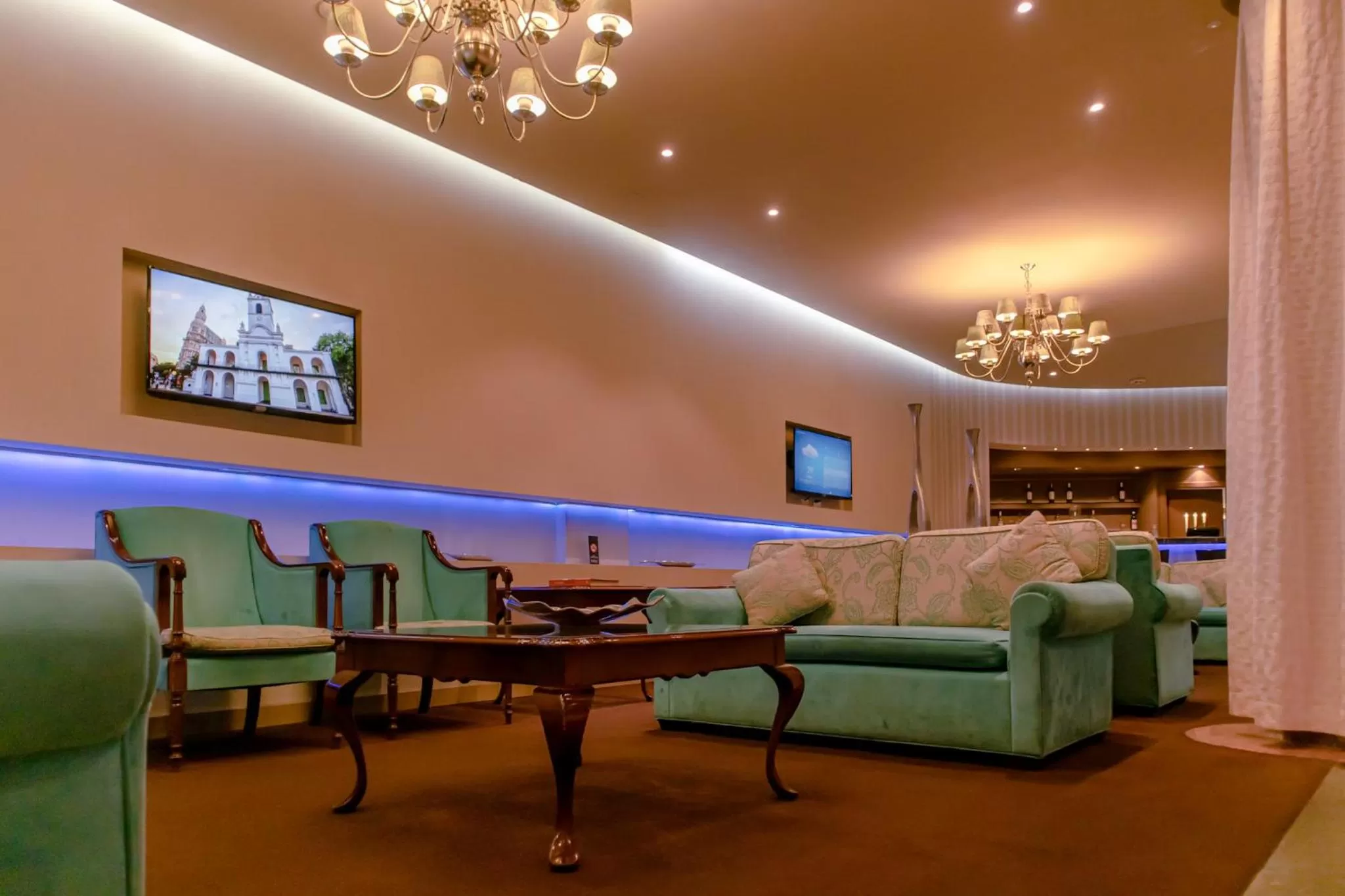 Communal lounge/ TV room in Howard Johnson Plaza by Wyndham Buenos Aires Florida Street