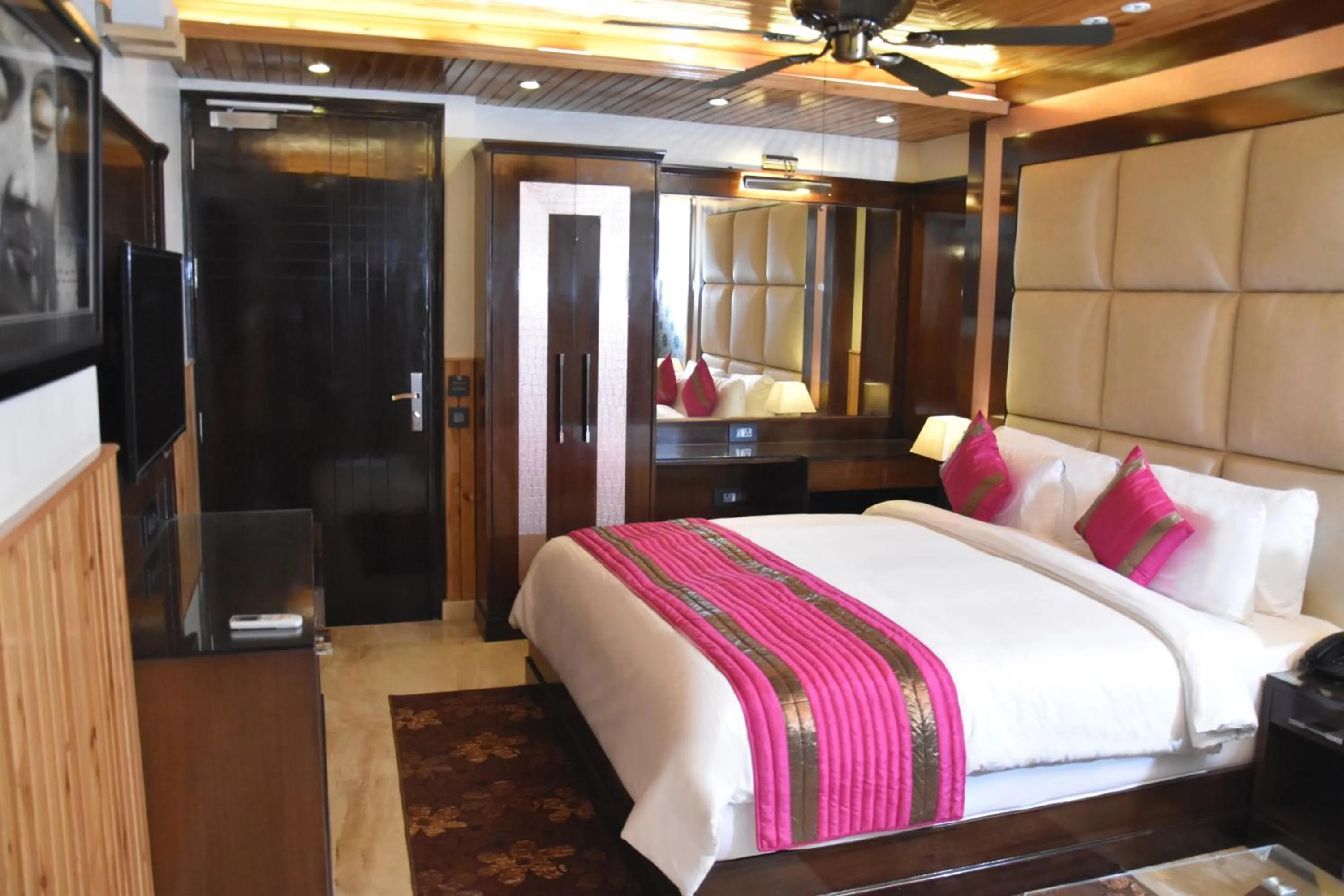 Photo of the whole room, Bed in Wood Castle Grand