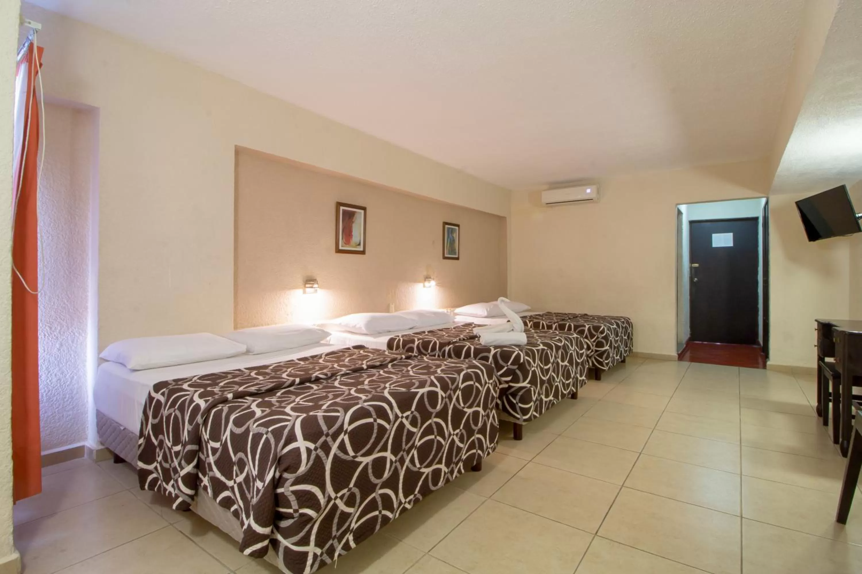 Photo of the whole room, Bed in Hotel Colon Merida