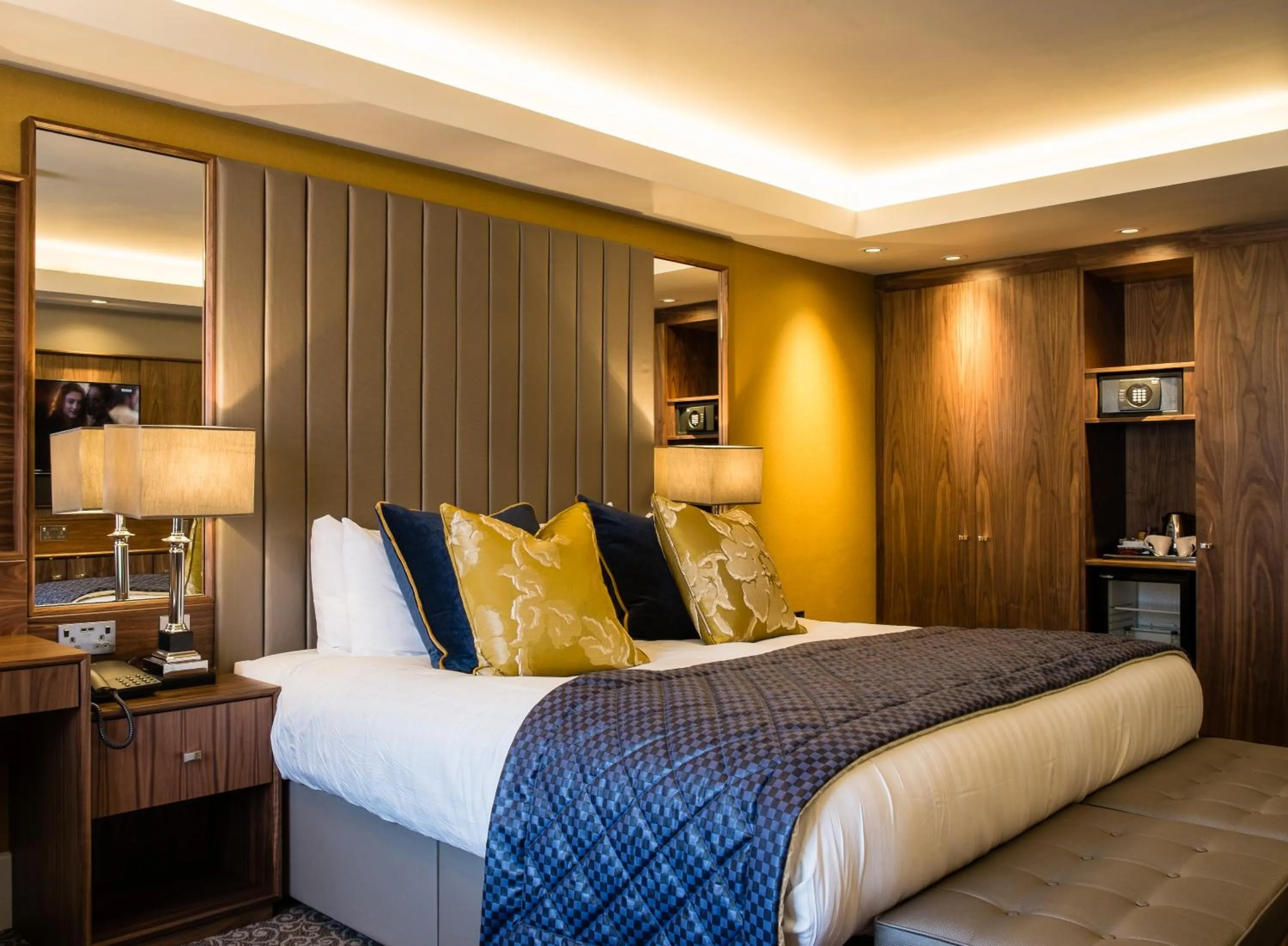 Bedroom, Bed in Lea Marston Hotel