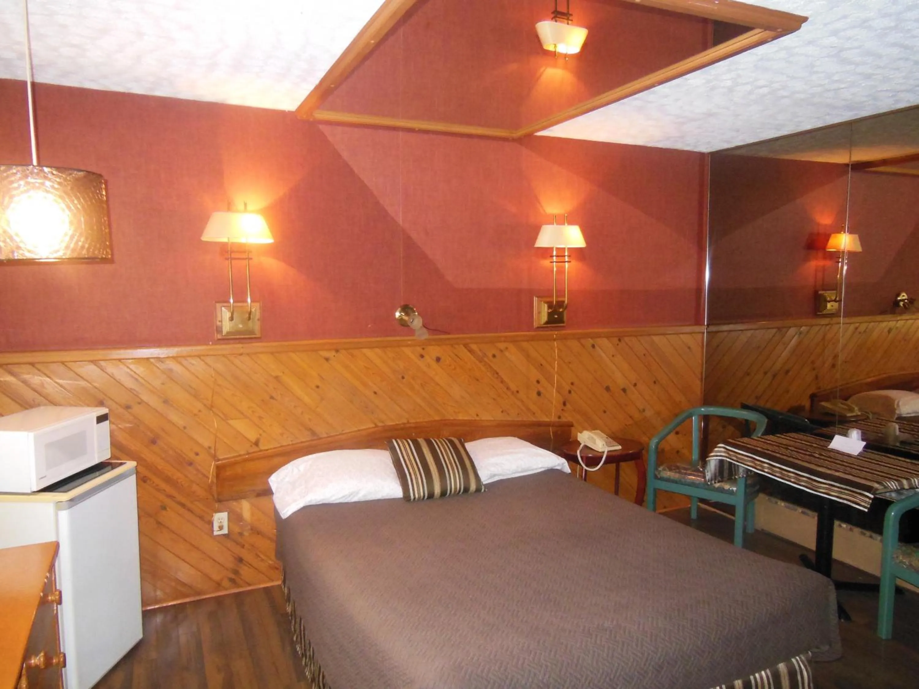 Photo of the whole room, Bed in Motel Le Paysan
