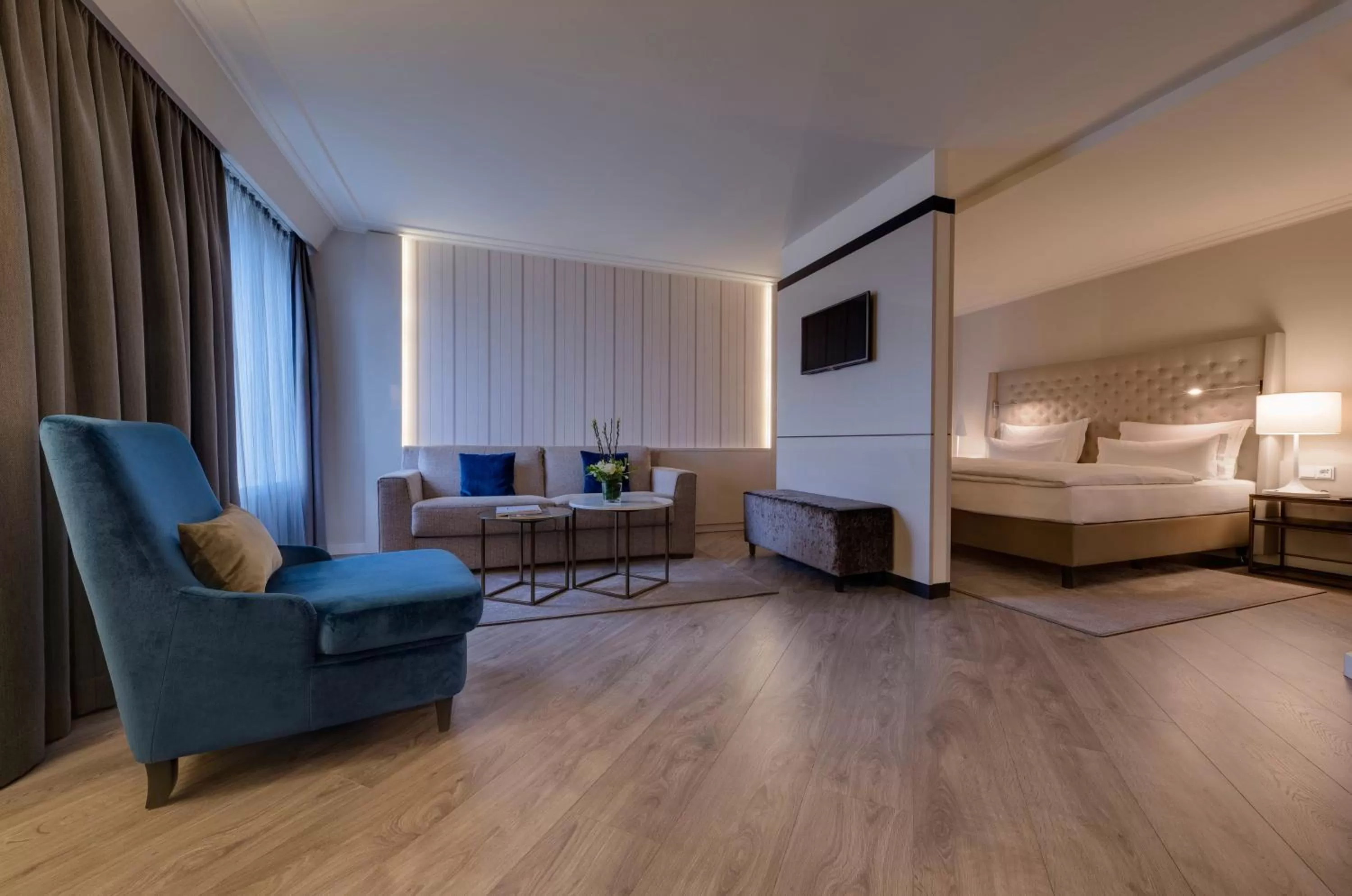 Living room, Bed in Clayton Hotel Düsseldorf City Centre