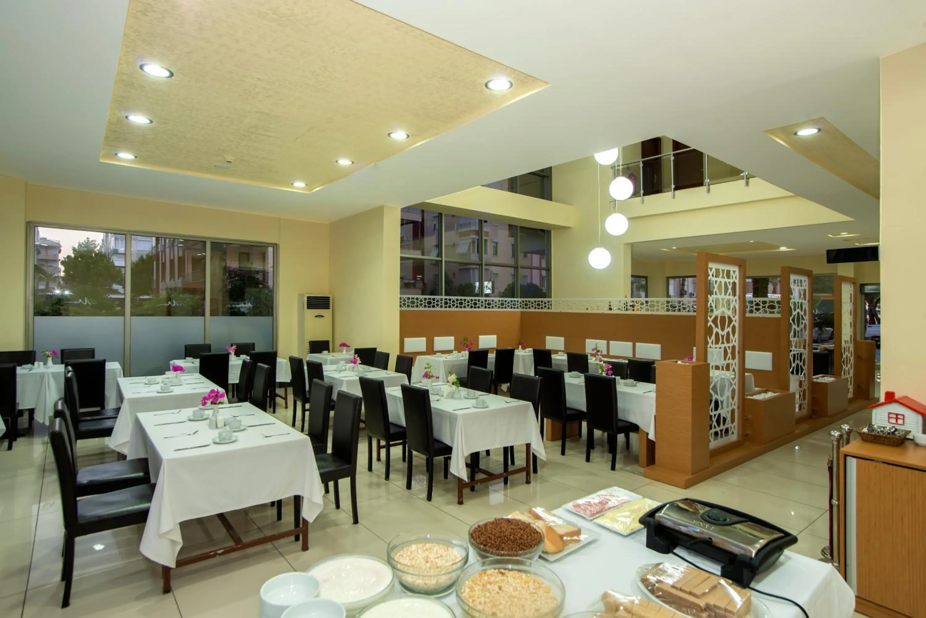 Restaurant/places to eat in Santa Marina Hotel