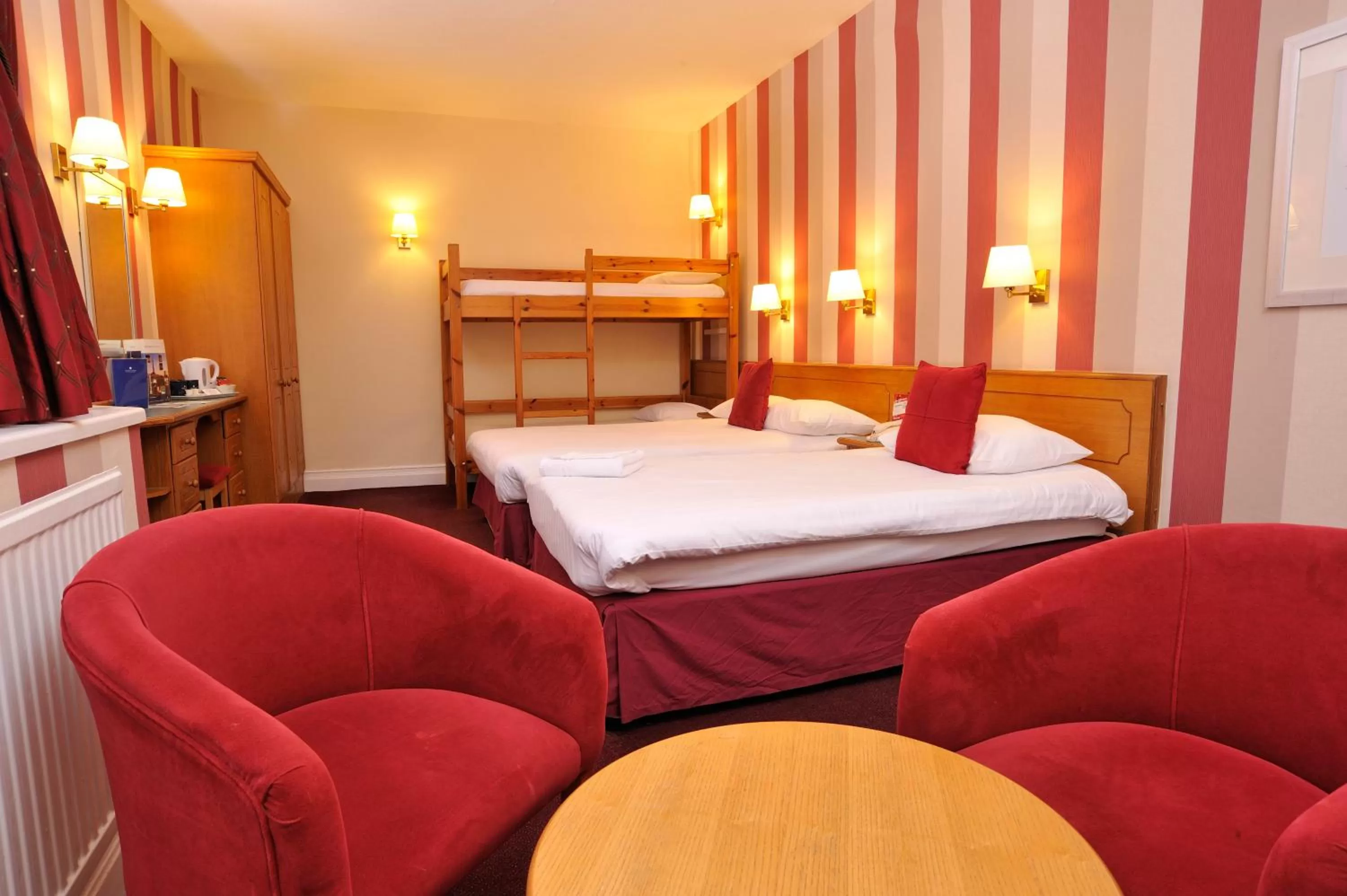 Bedroom, Bed in Cliffs Hotel