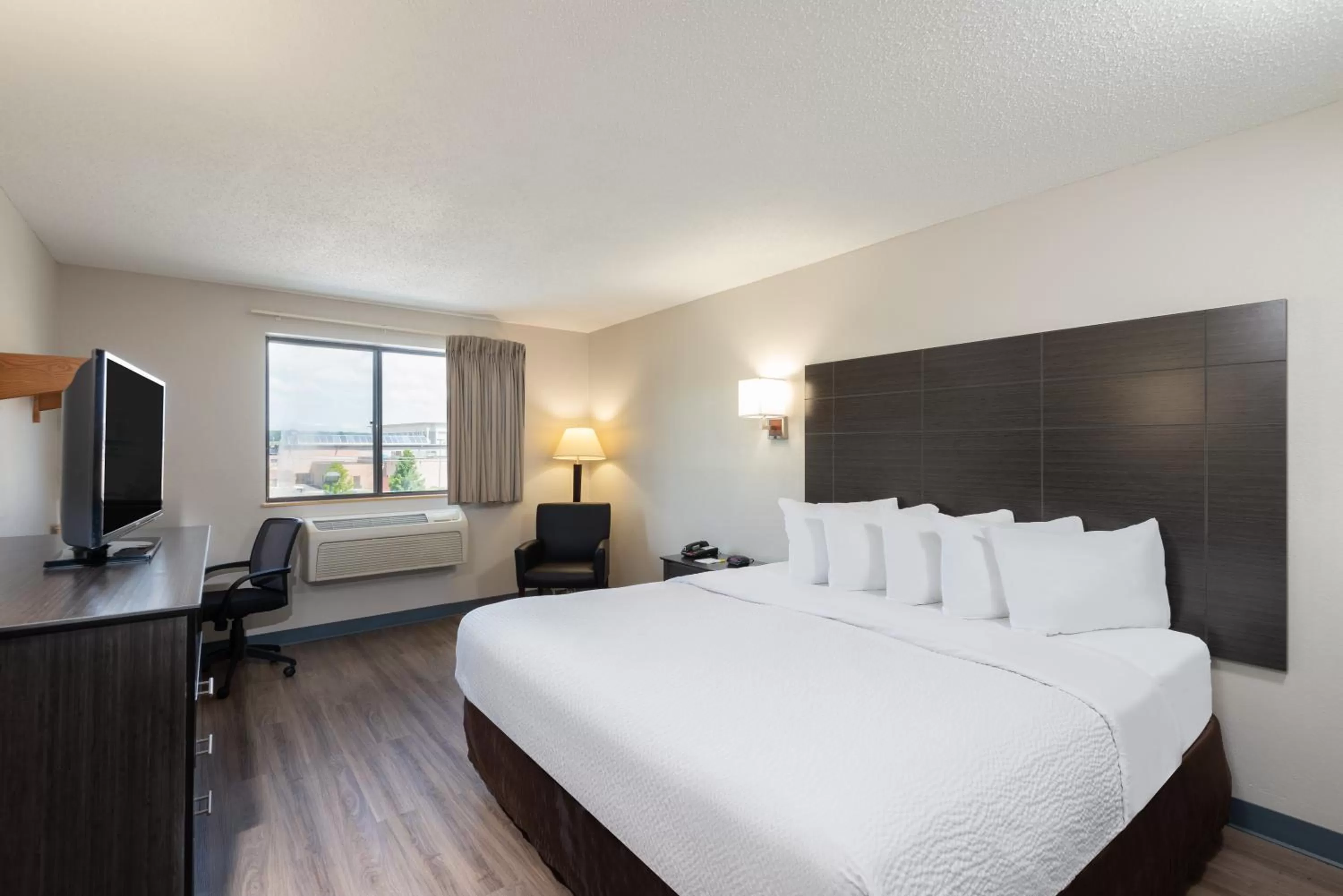 Bed in Days Inn by Wyndham Somerset PA I-70 I-76