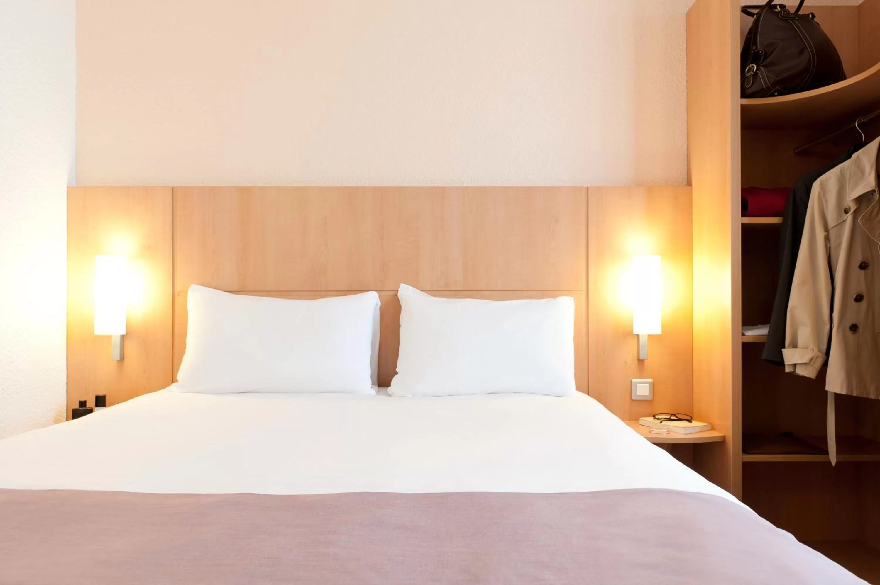 Bed in Ibis Évry-Courcouronnes