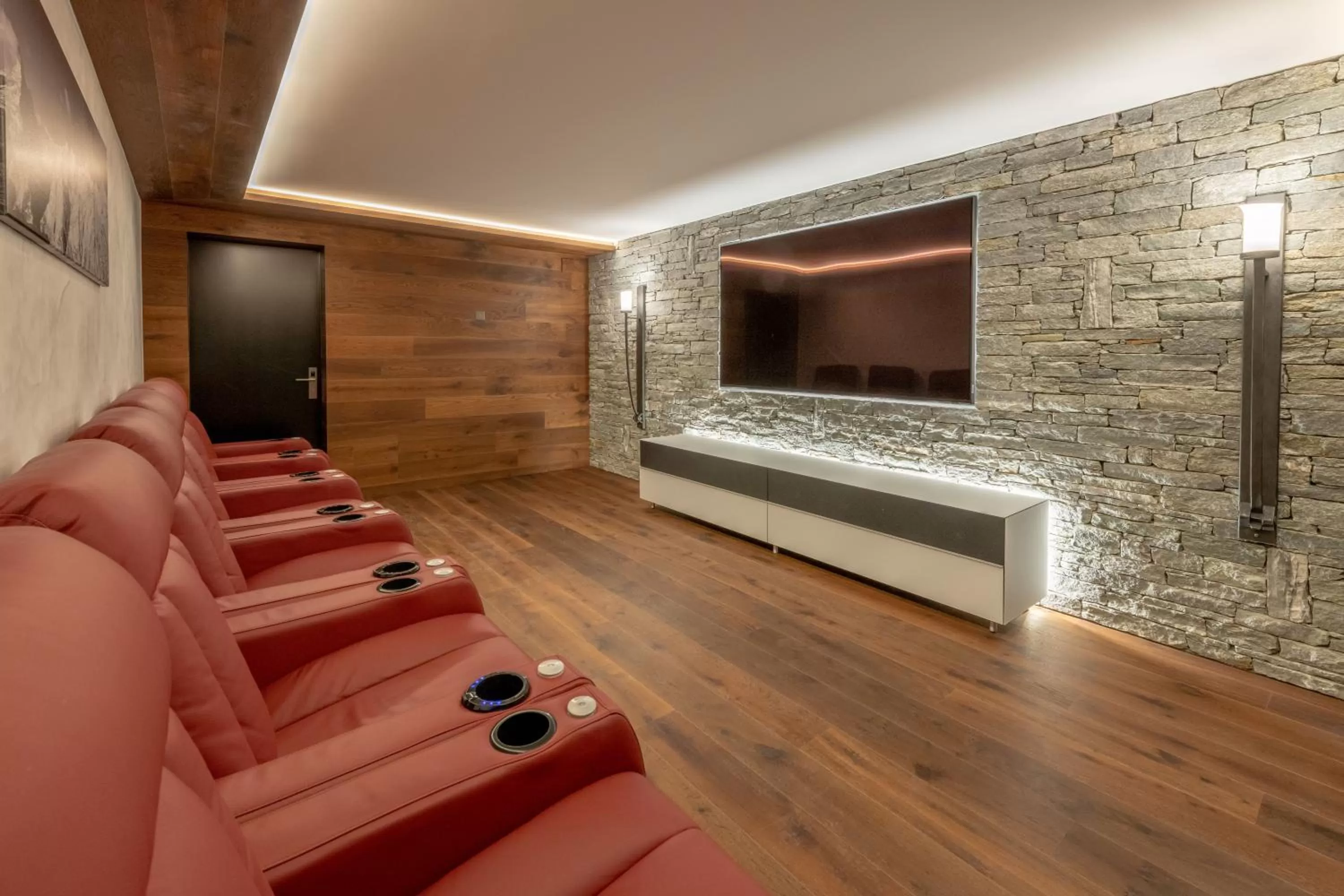 Communal lounge/ TV room, TV/Entertainment Center in Hotel Heimatlodge