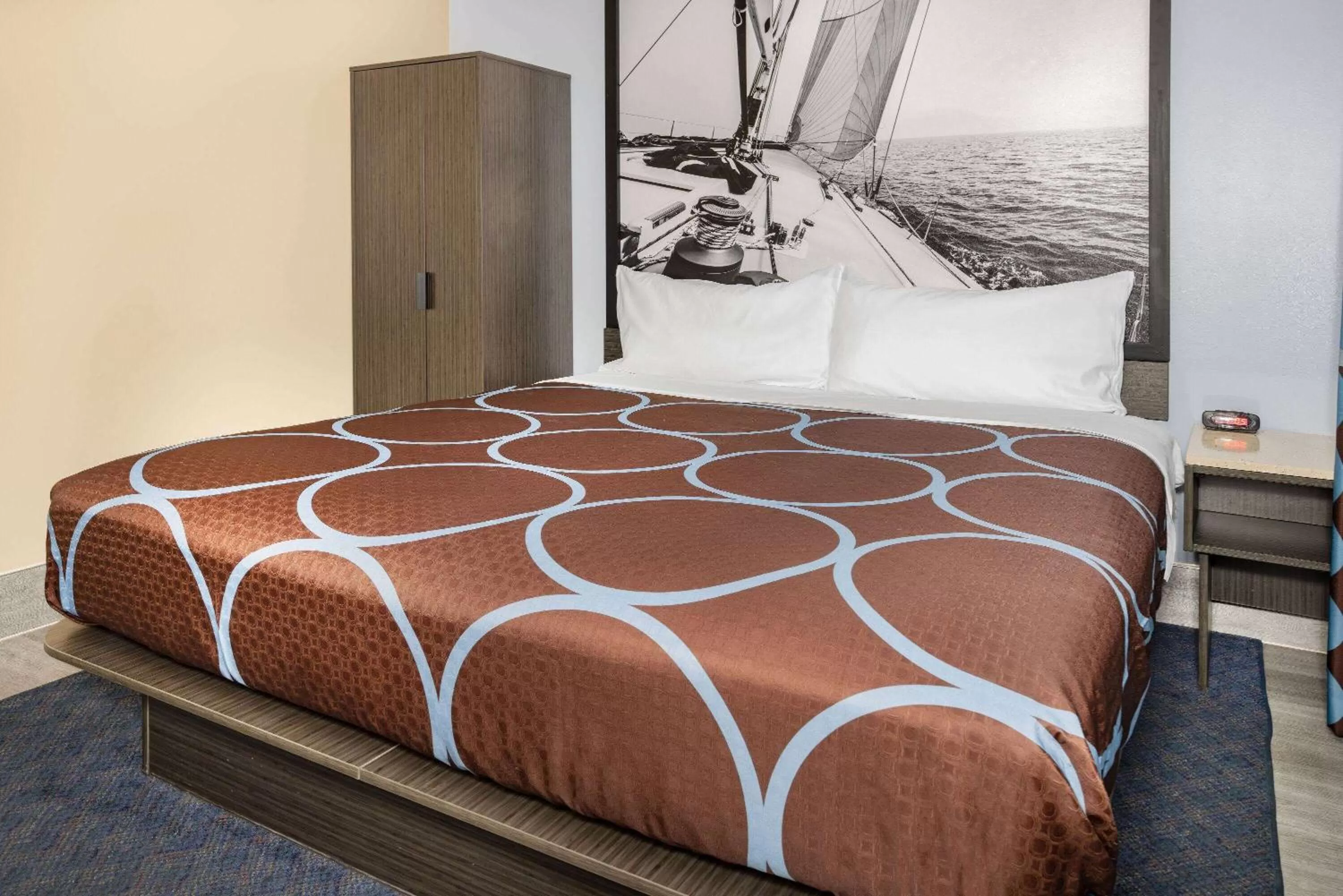 Photo of the whole room, Bed in Super 8 by Wyndham Lindenhurst