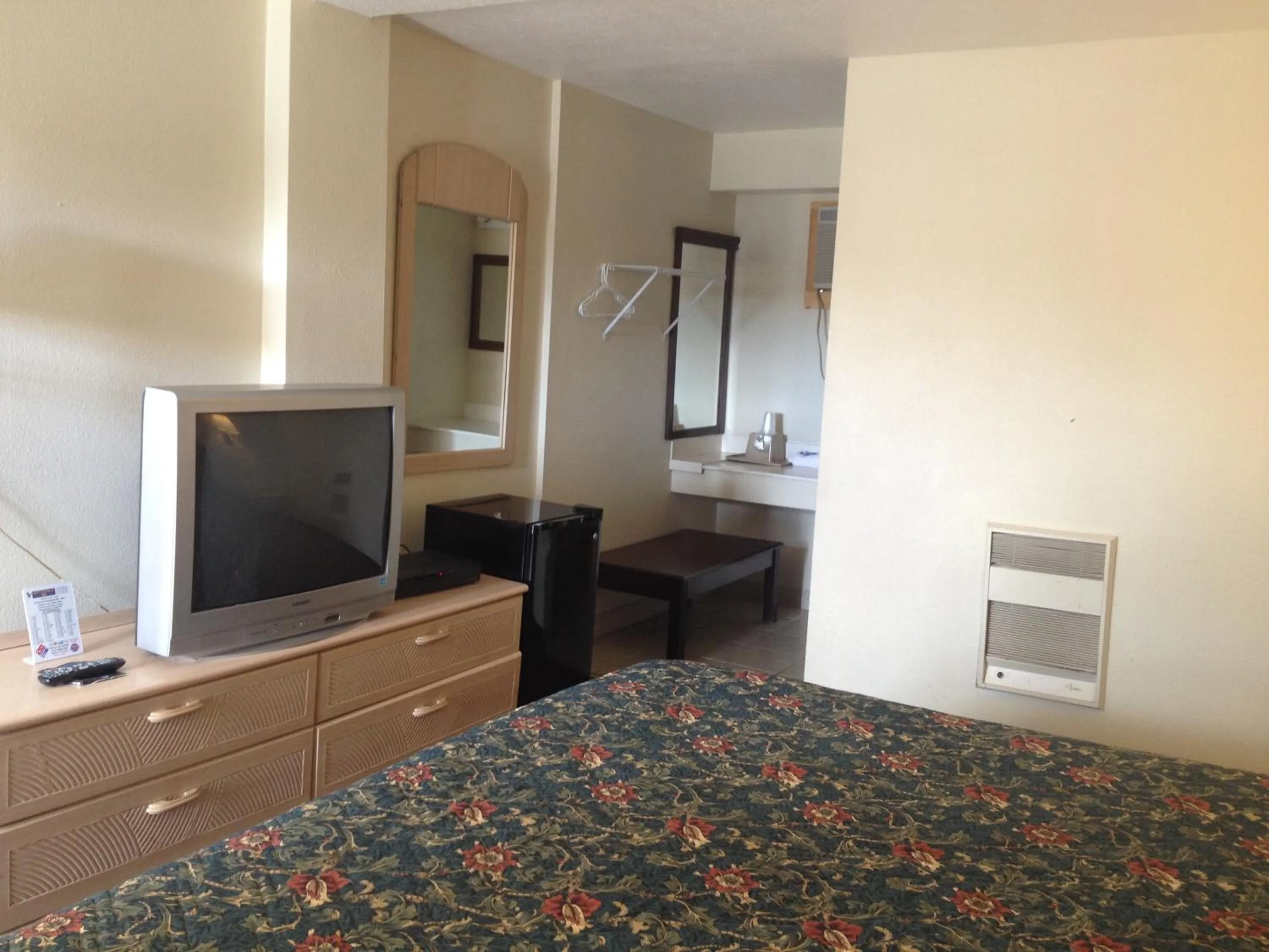 Bed in Battlefield Inn Springfield