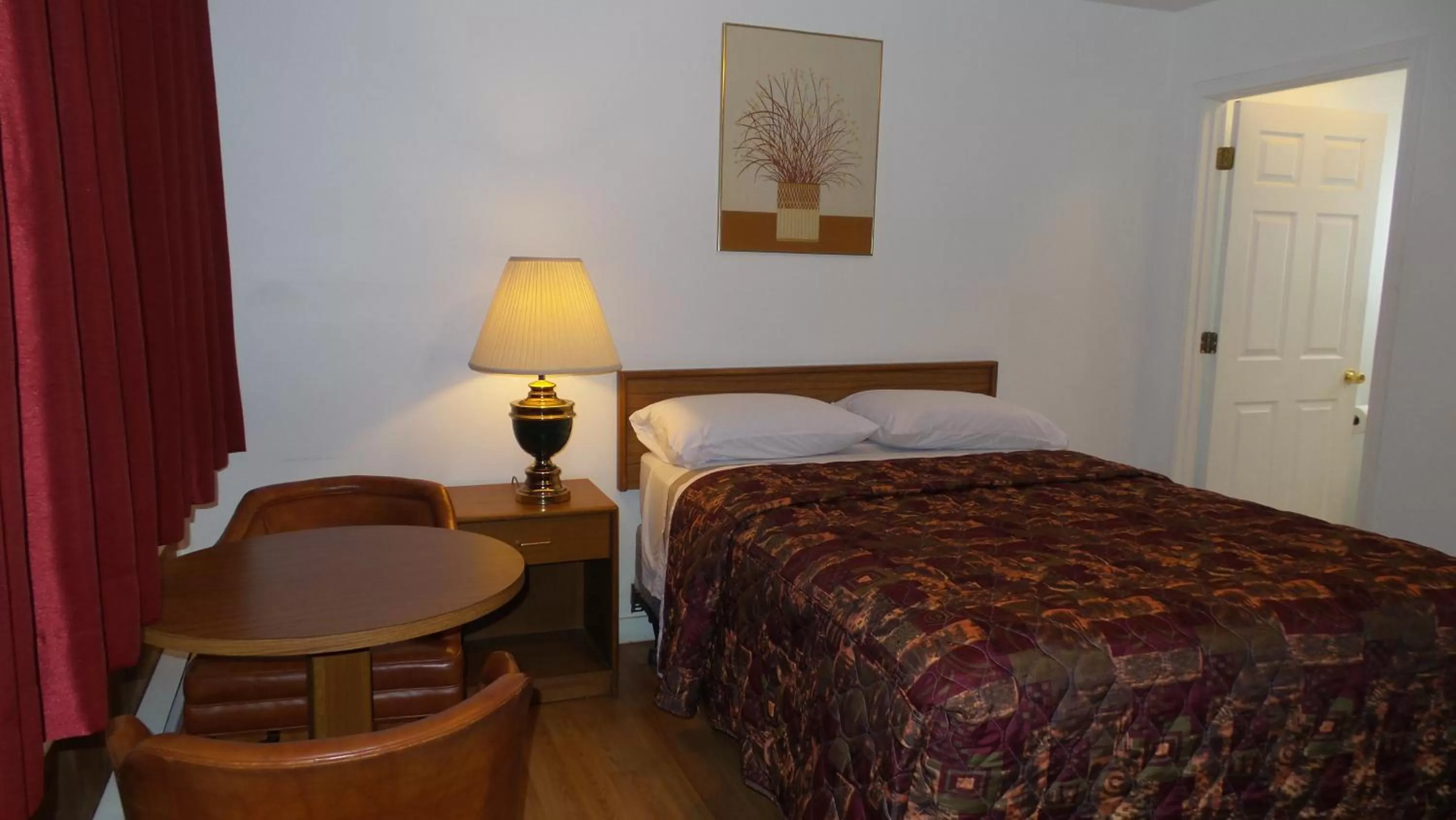 Bed in Golden Lion Motel