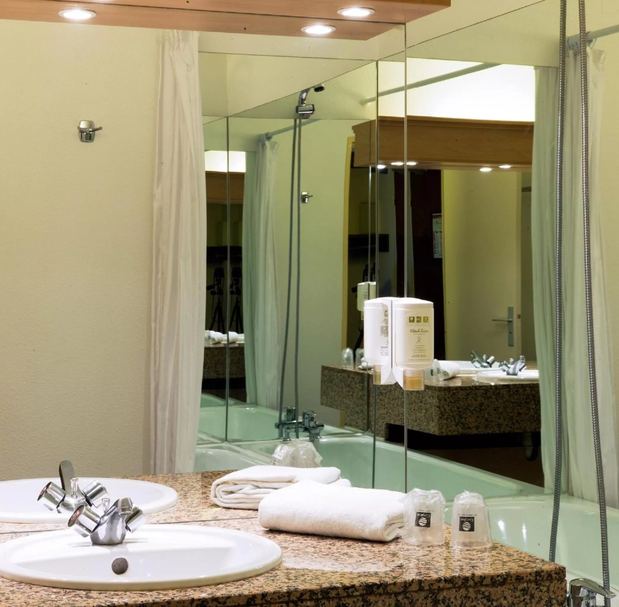 Bathroom in Comfort Hotel Toulouse Sud