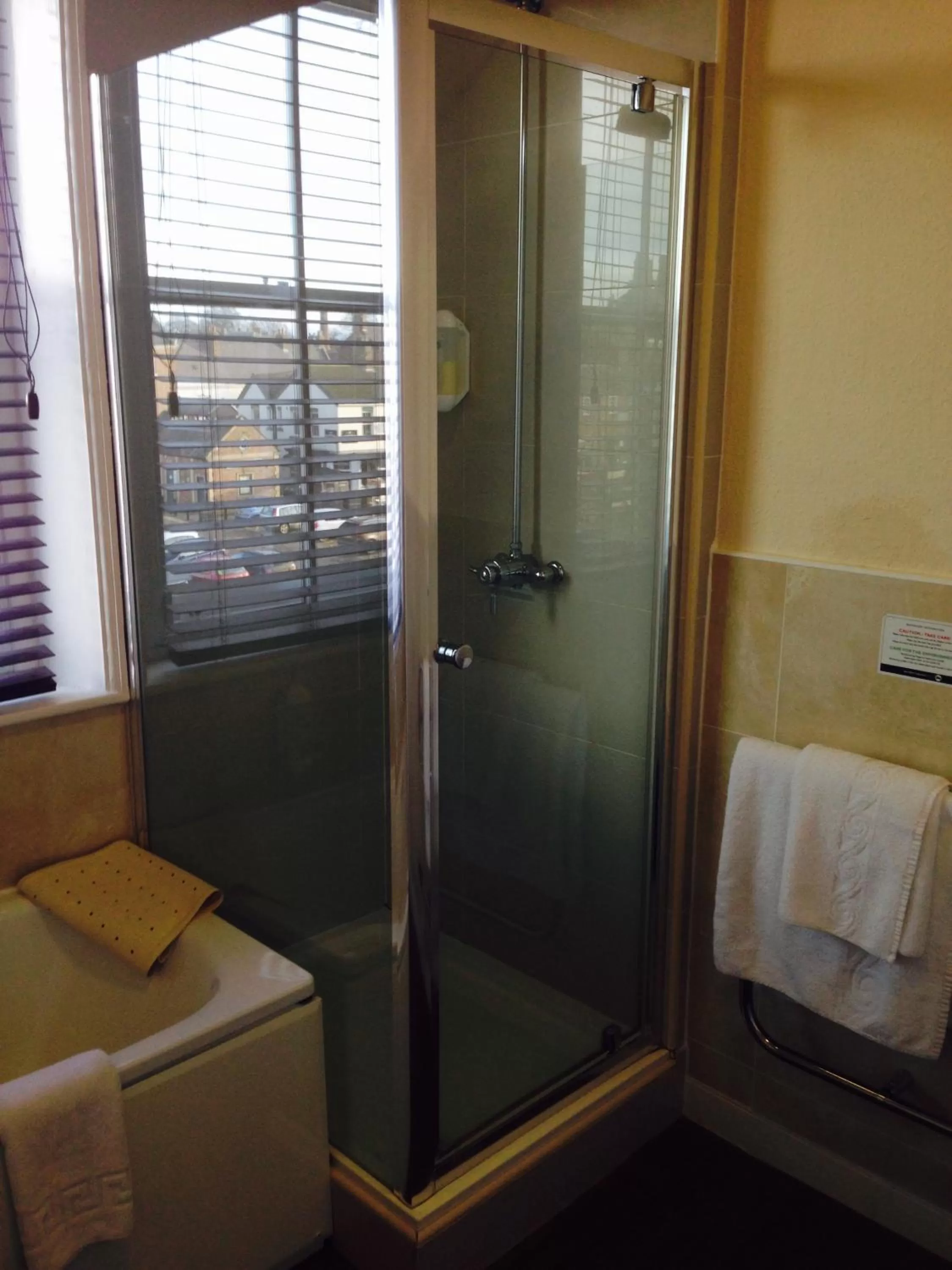 Bathroom in The Three Tuns Hotel Wetherspoon