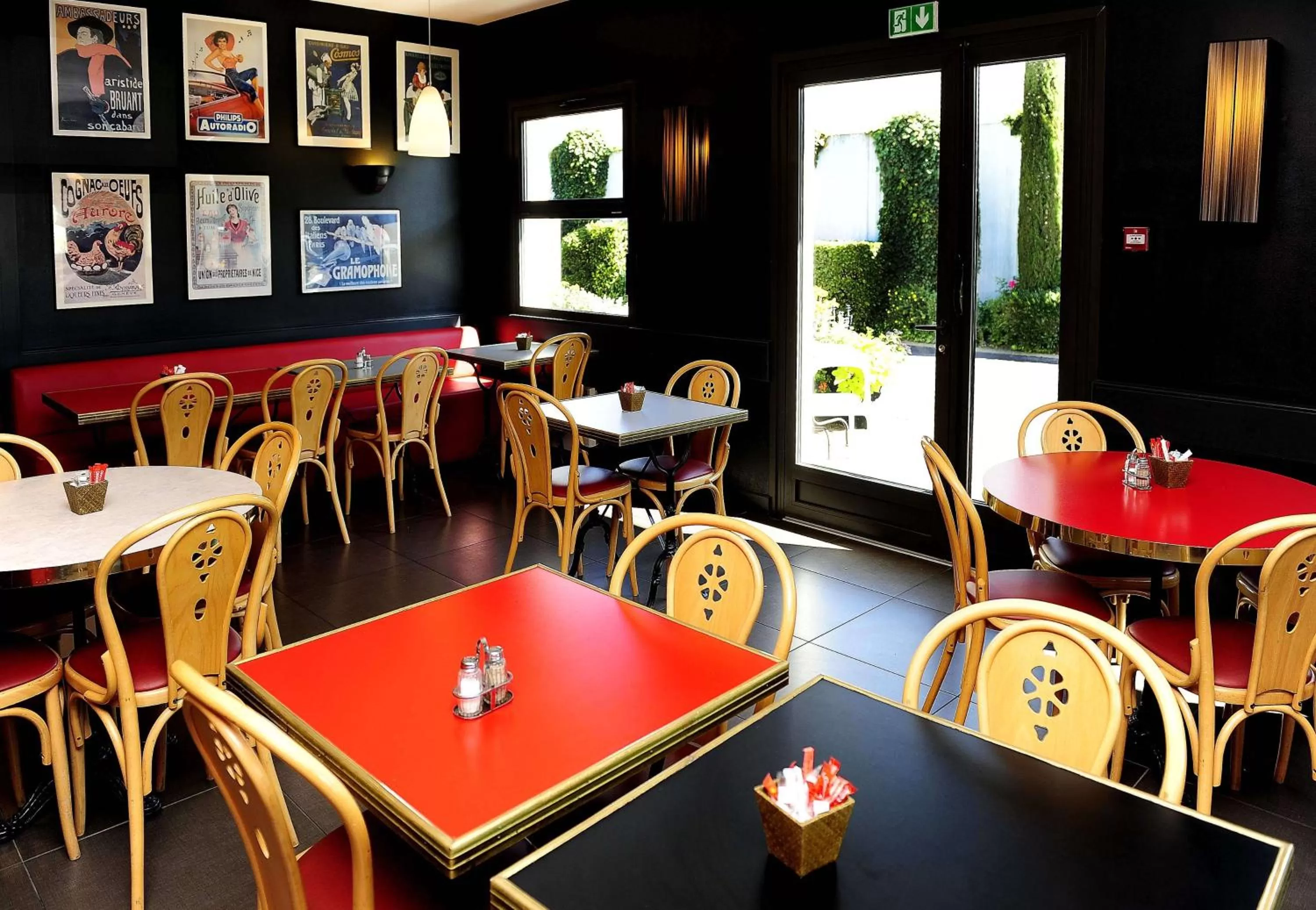 Restaurant/places to eat in ibis Lyon Est Beynost