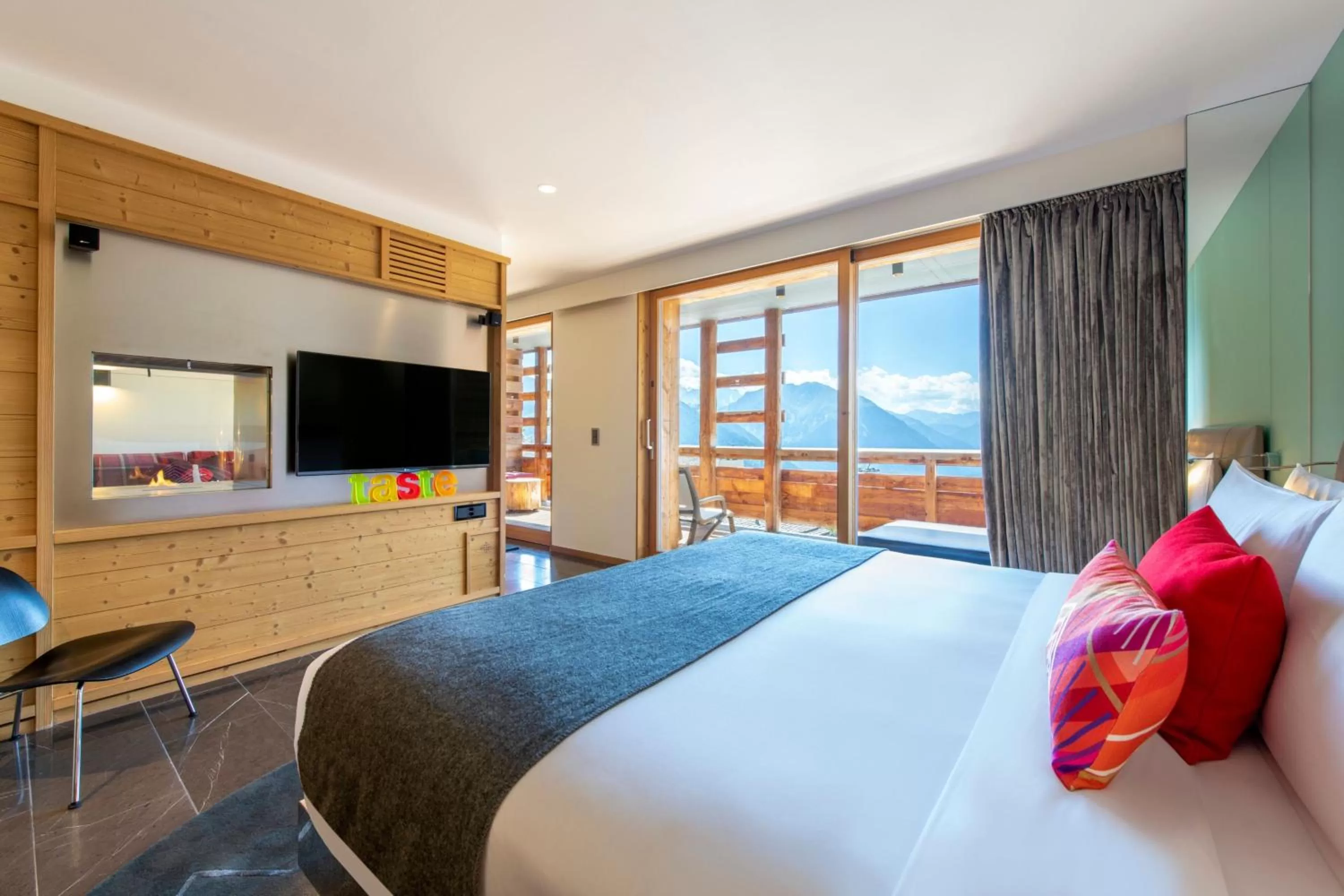Photo of the whole room, Bed in W Verbier