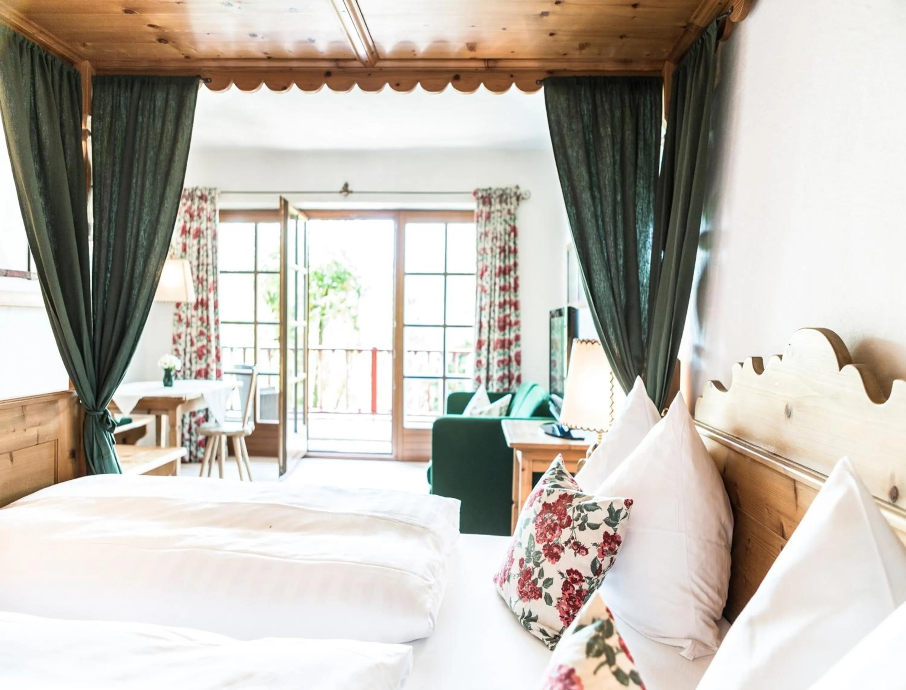 Photo of the whole room, Bed in Salzburg Hotel Holznerwirt