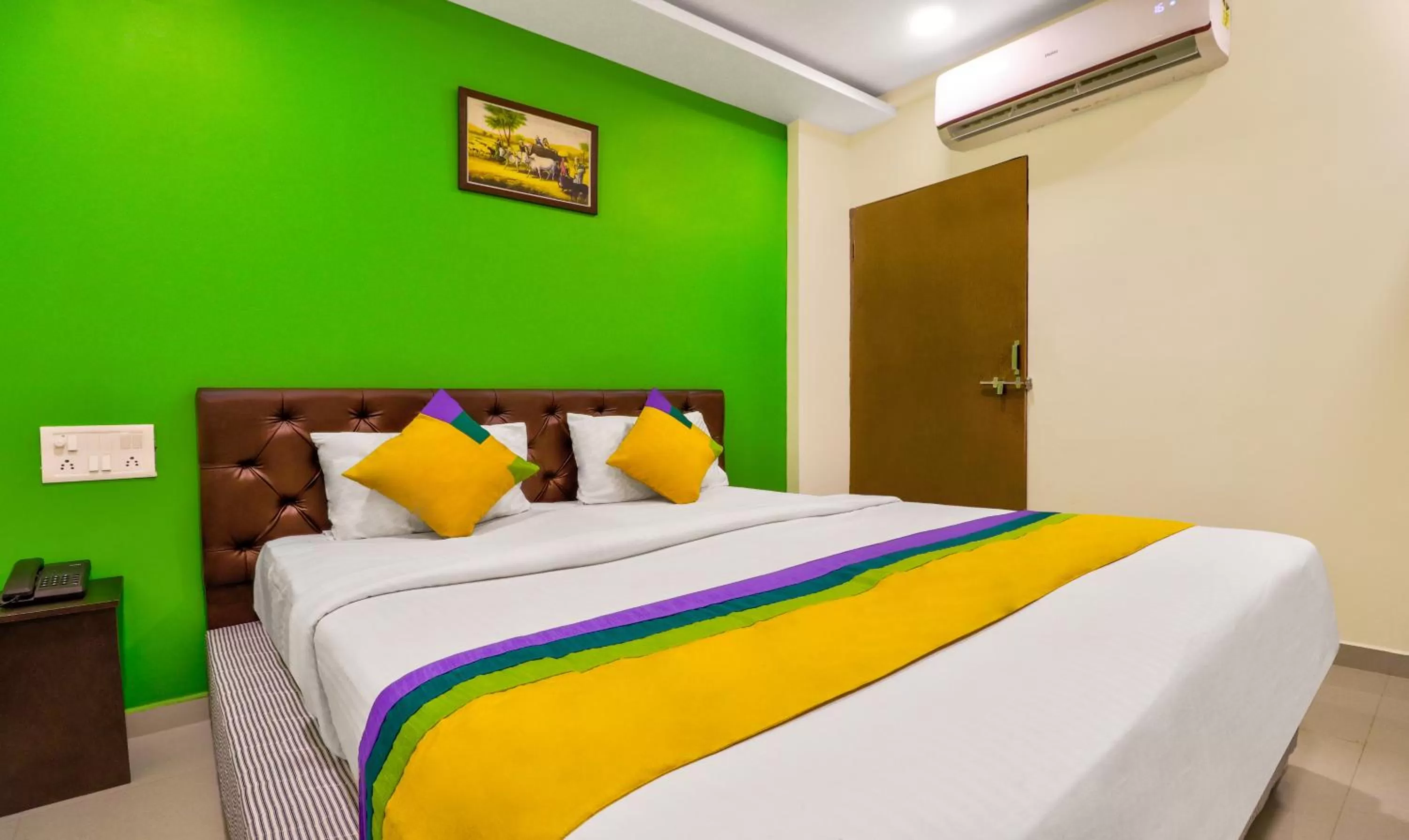 Bedroom, Bed in Itsy Hotels Carnival Inn
