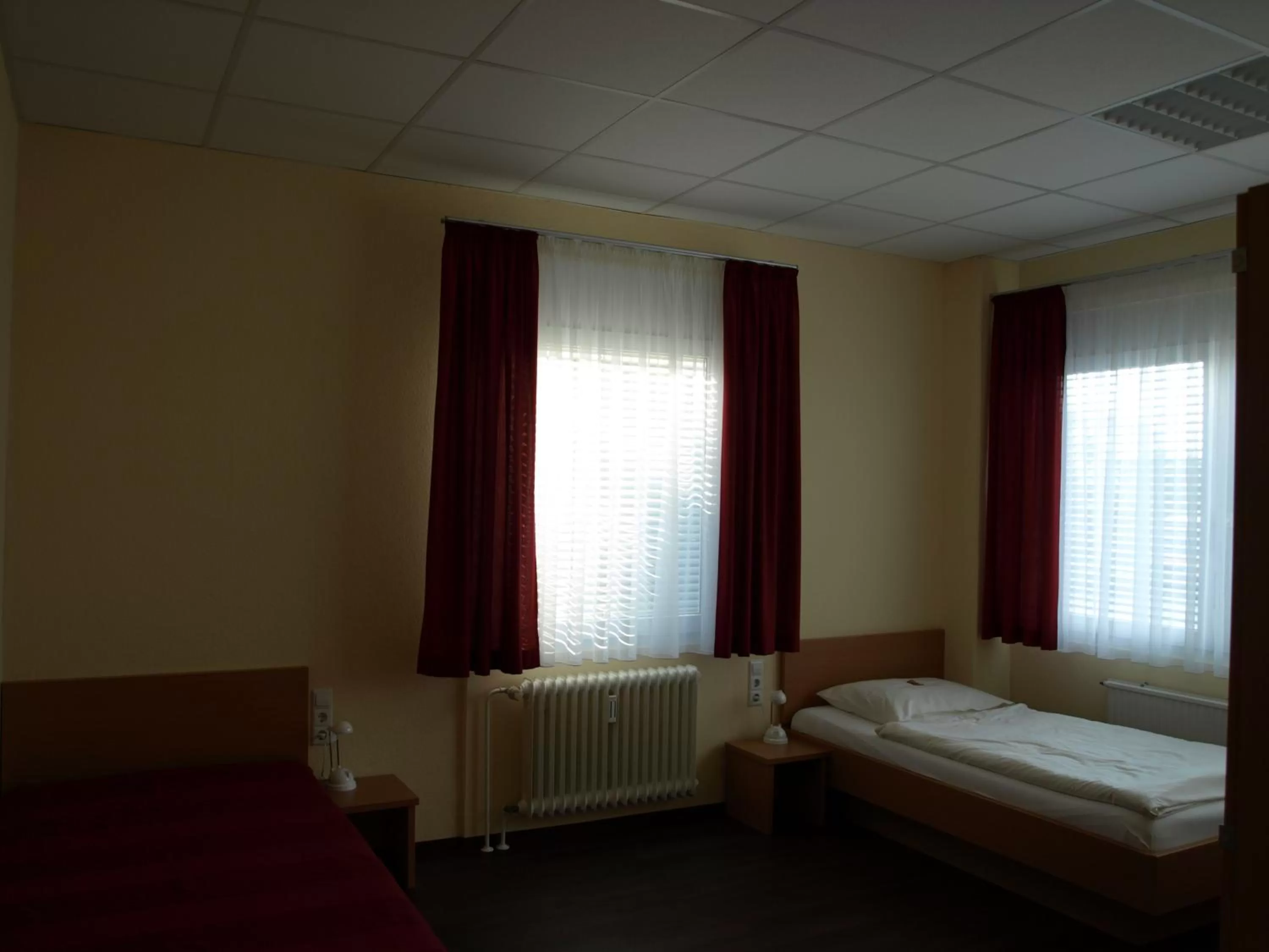 Photo of the whole room, Bed in Boardingroom