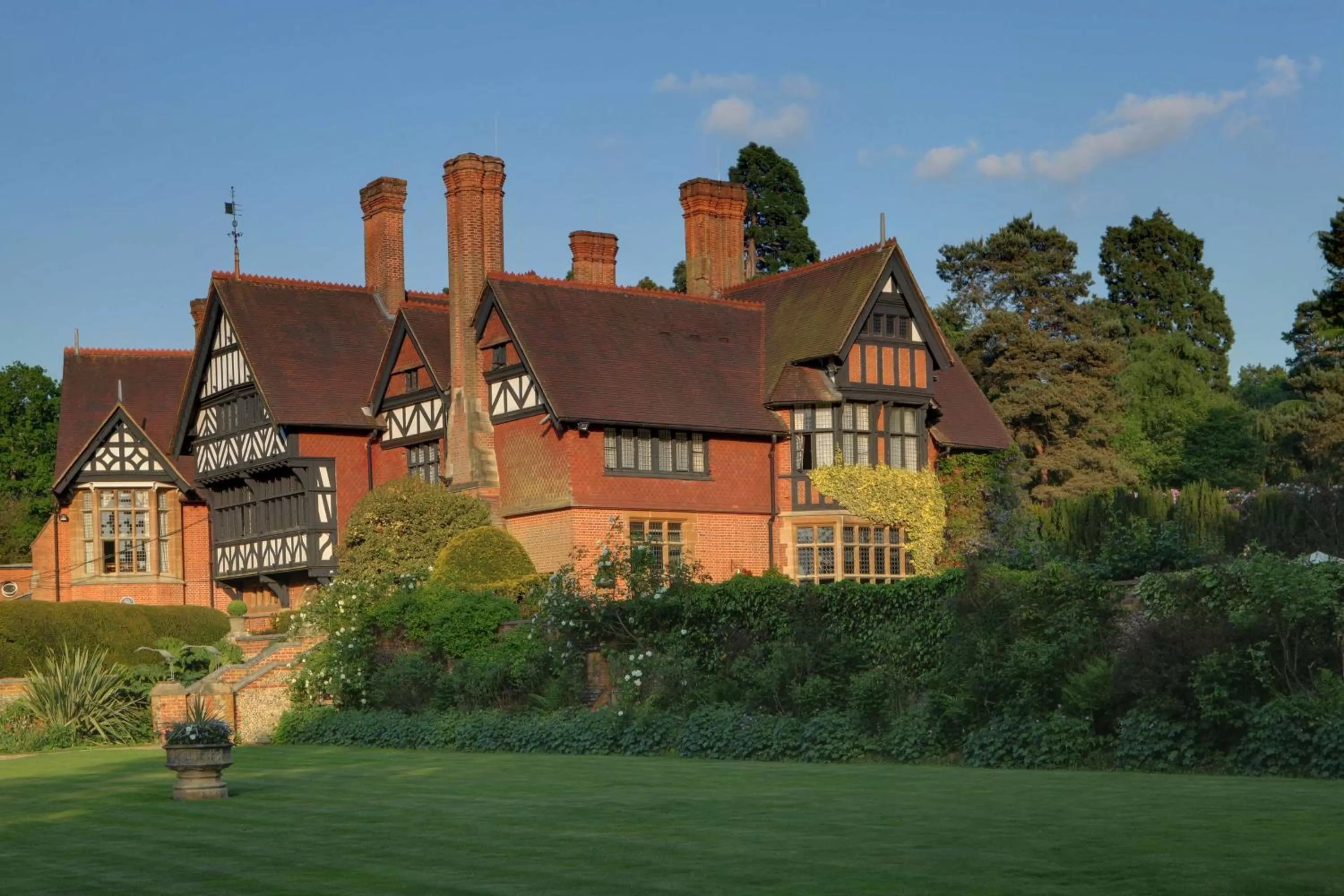 Property building in Best Western PLUS Grim's Dyke Hotel