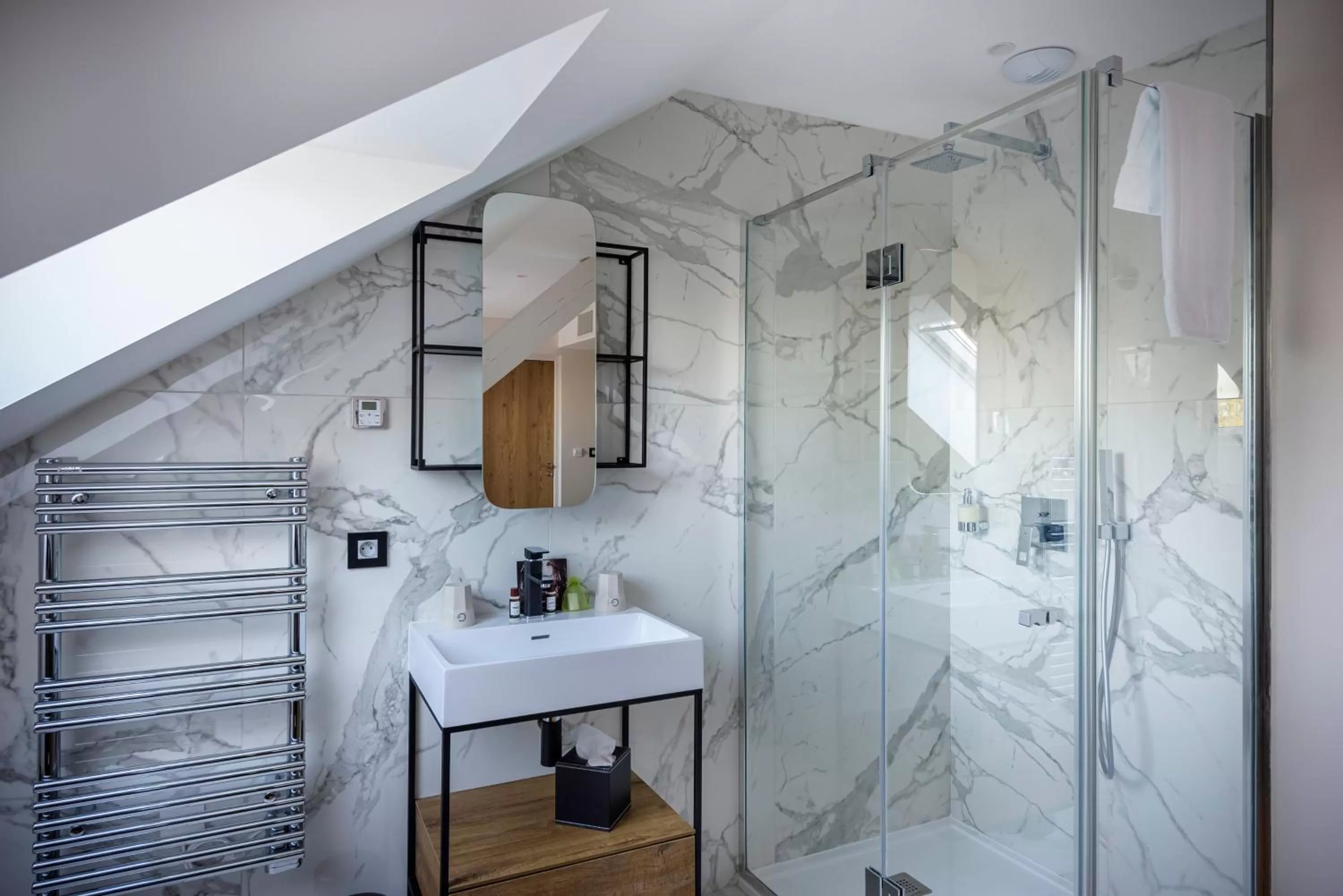 Shower in Hôtel La Garenne