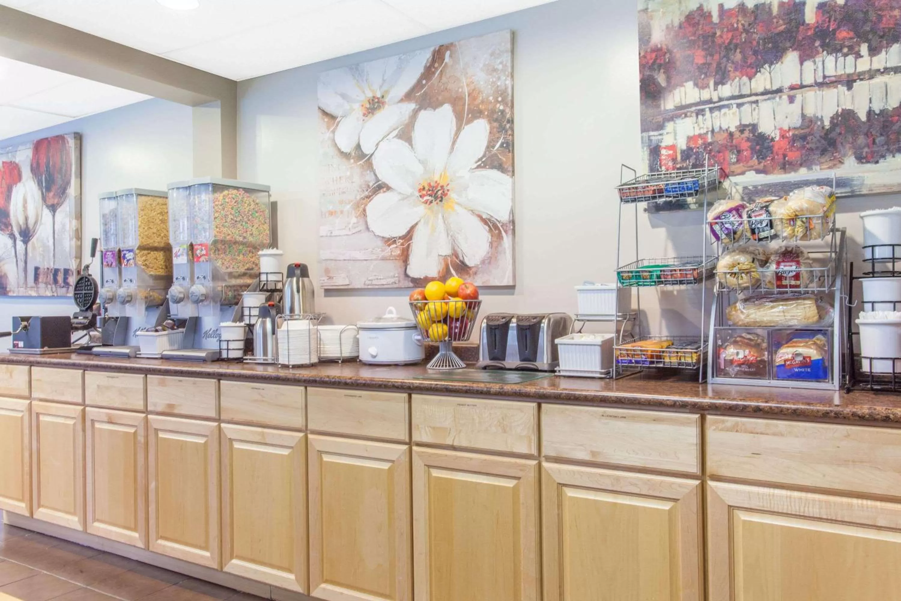 Restaurant/places to eat in Super 8 by Wyndham Kenora