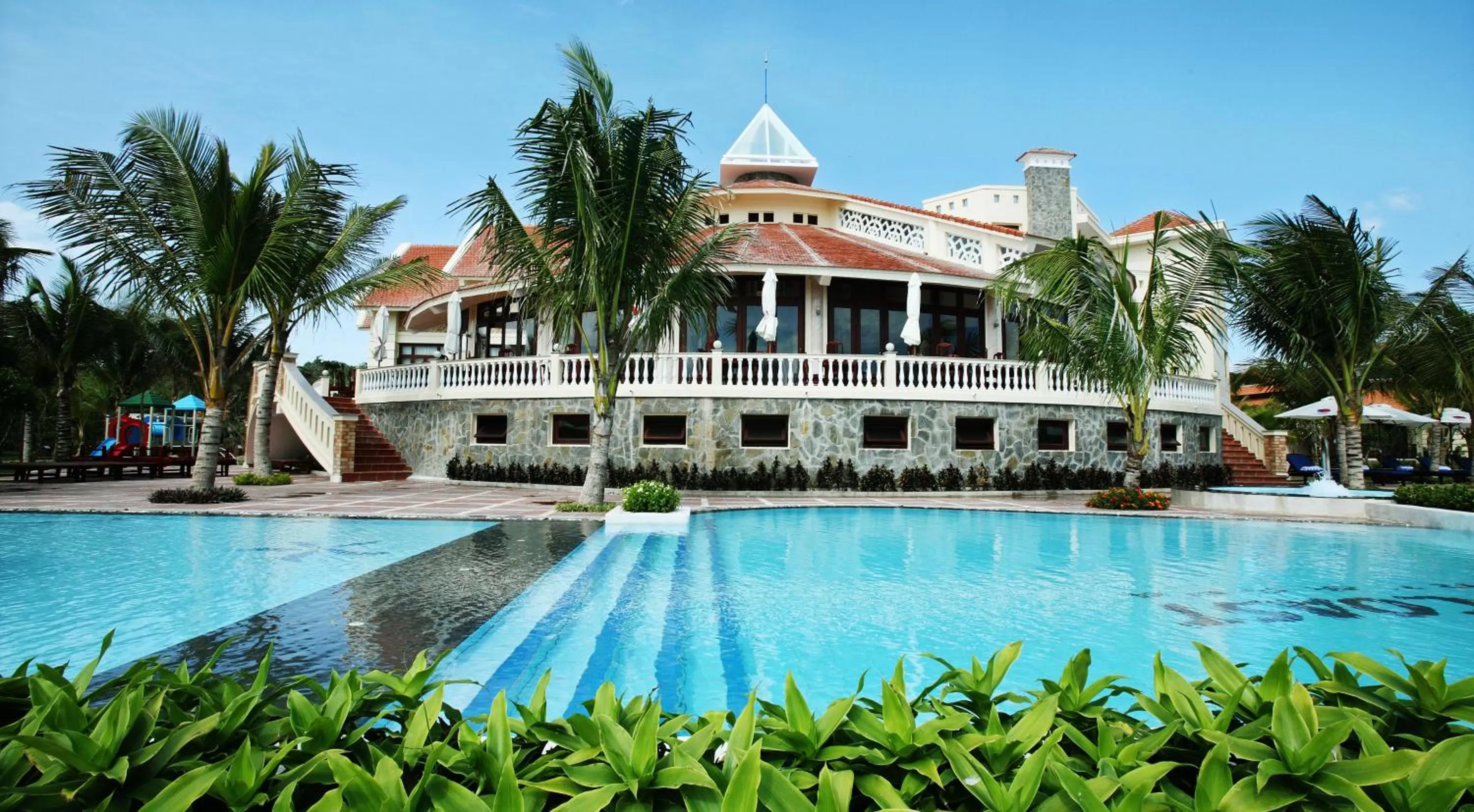 Swimming pool in Golden Coast Resort & Spa