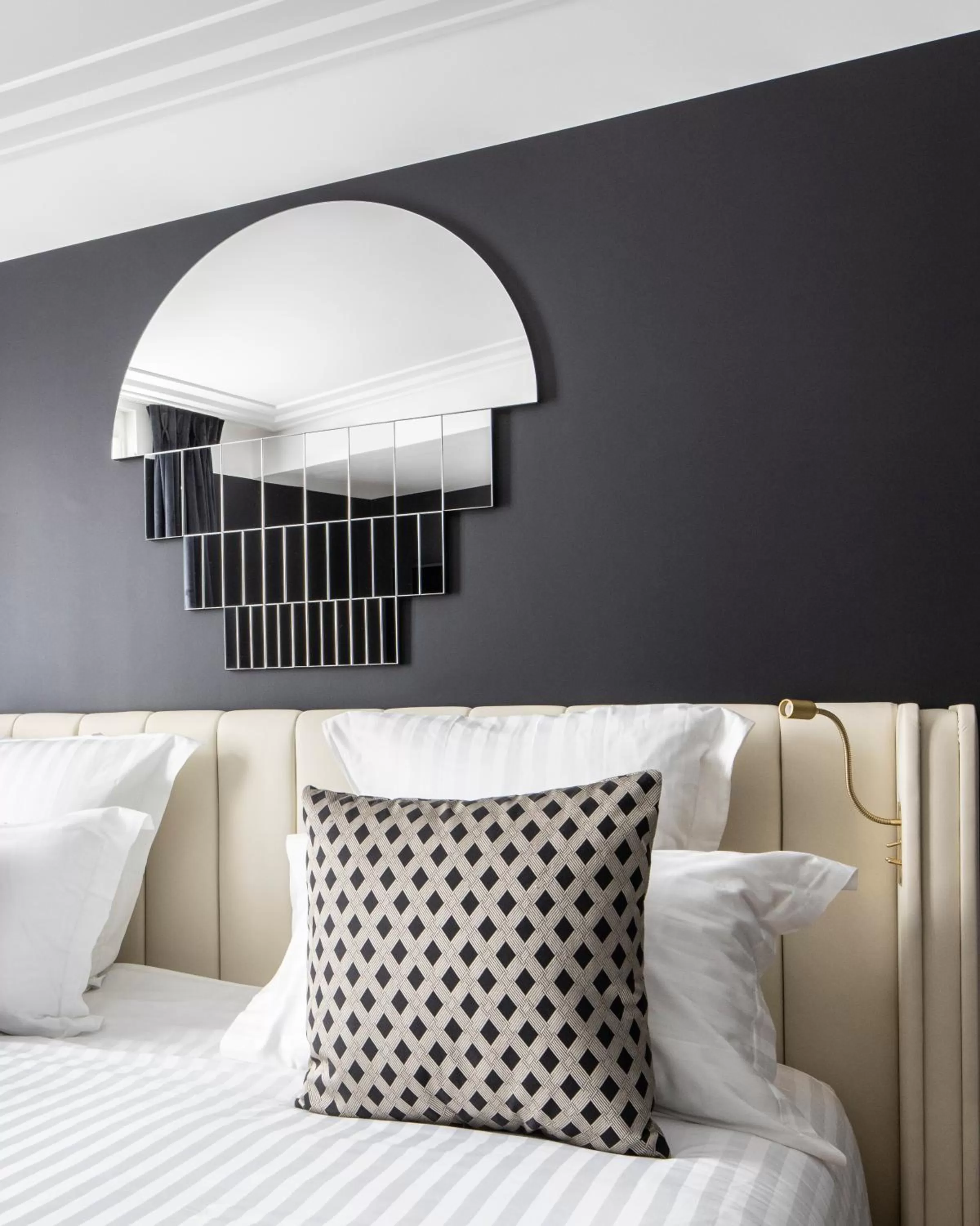 Bed in Hôtel Parisianer