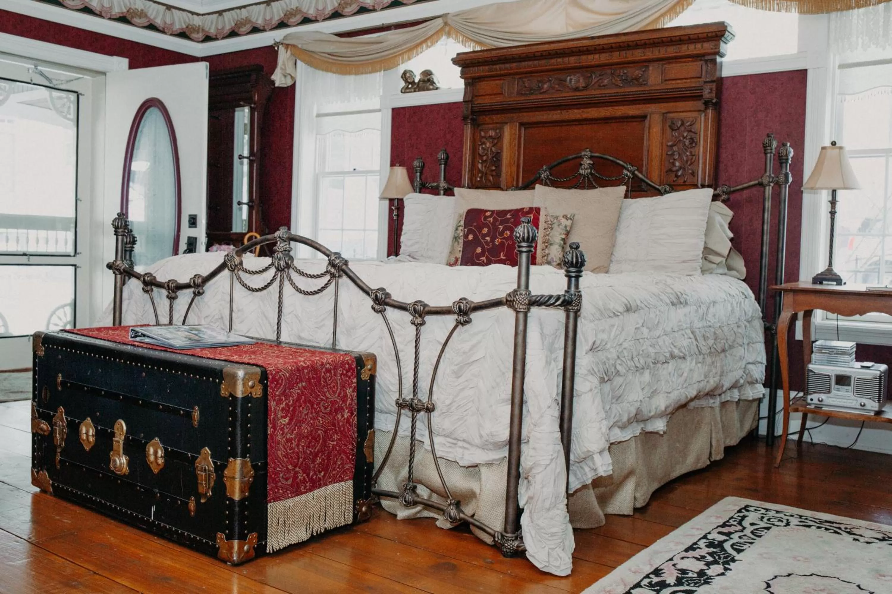 Bed in Aurora Staples Inn