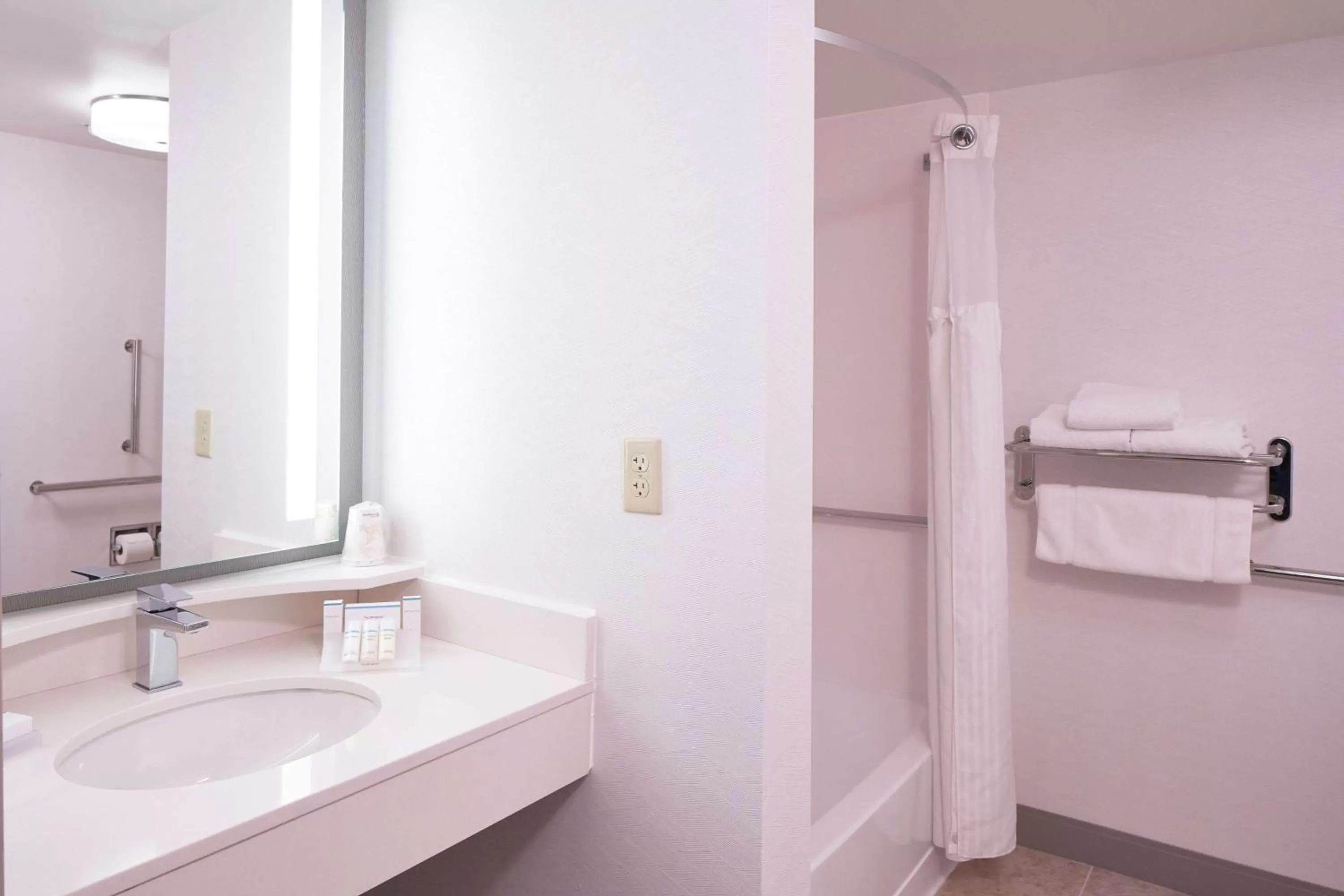 Bathroom in Hilton Garden Inn Evansville