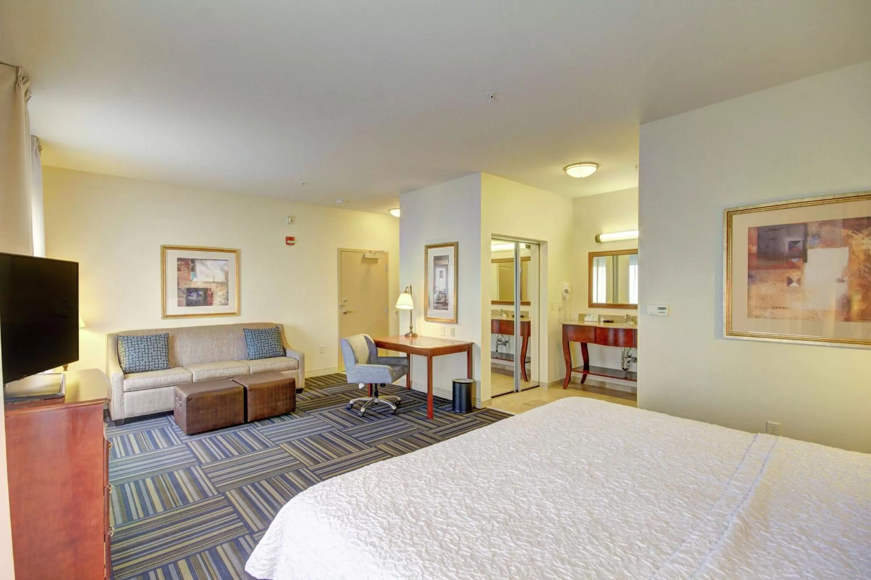 Bedroom, Bed in Hampton Inn and Suites Alexandria