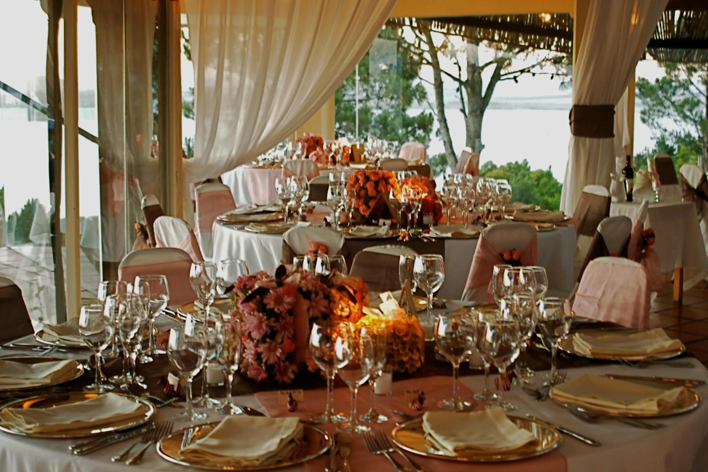 Restaurant/Places to Eat in Las Cumbres Hotel