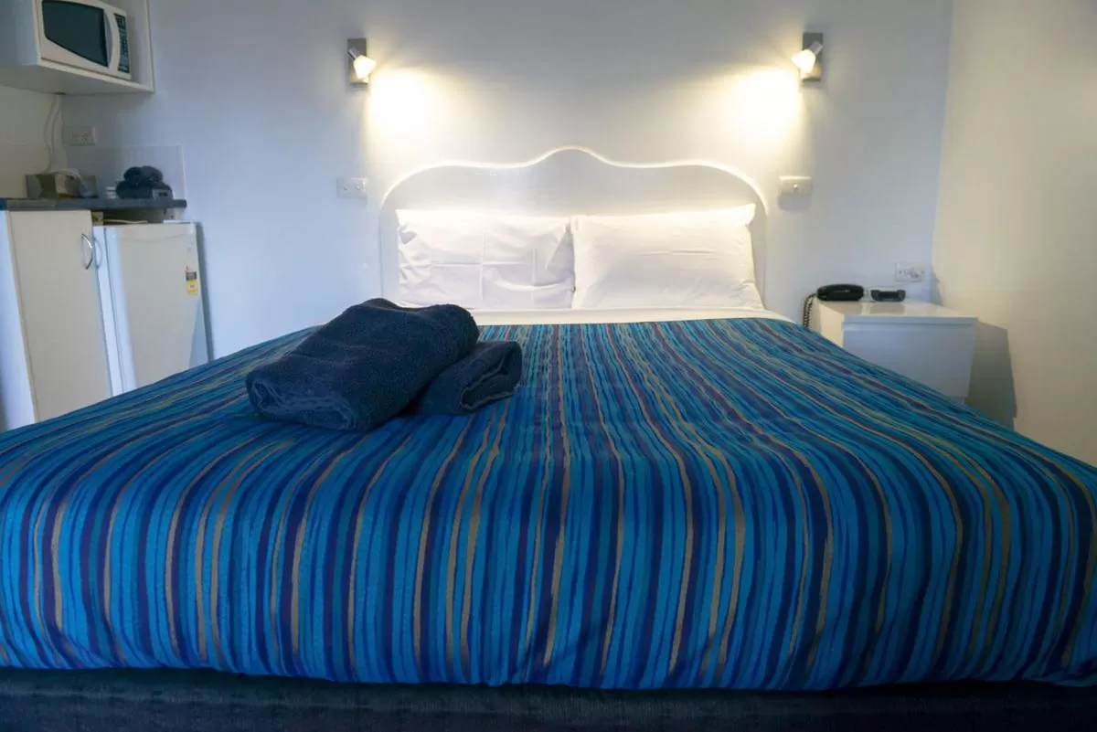 Property building, Bed in Bandicoot Motor Inn Hamilton