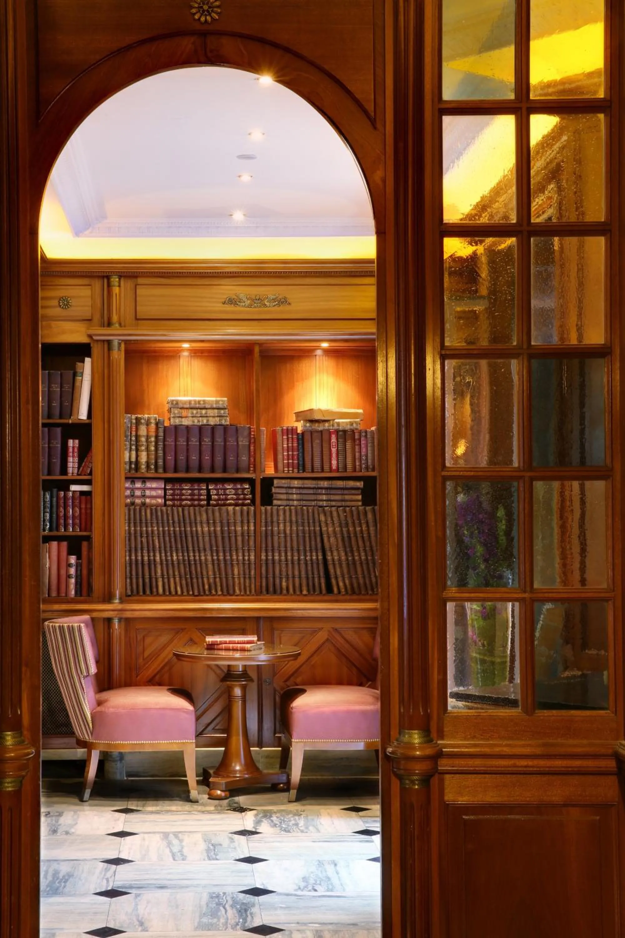 Communal lounge/ TV room in Best Western Premier Trocadero La Tour