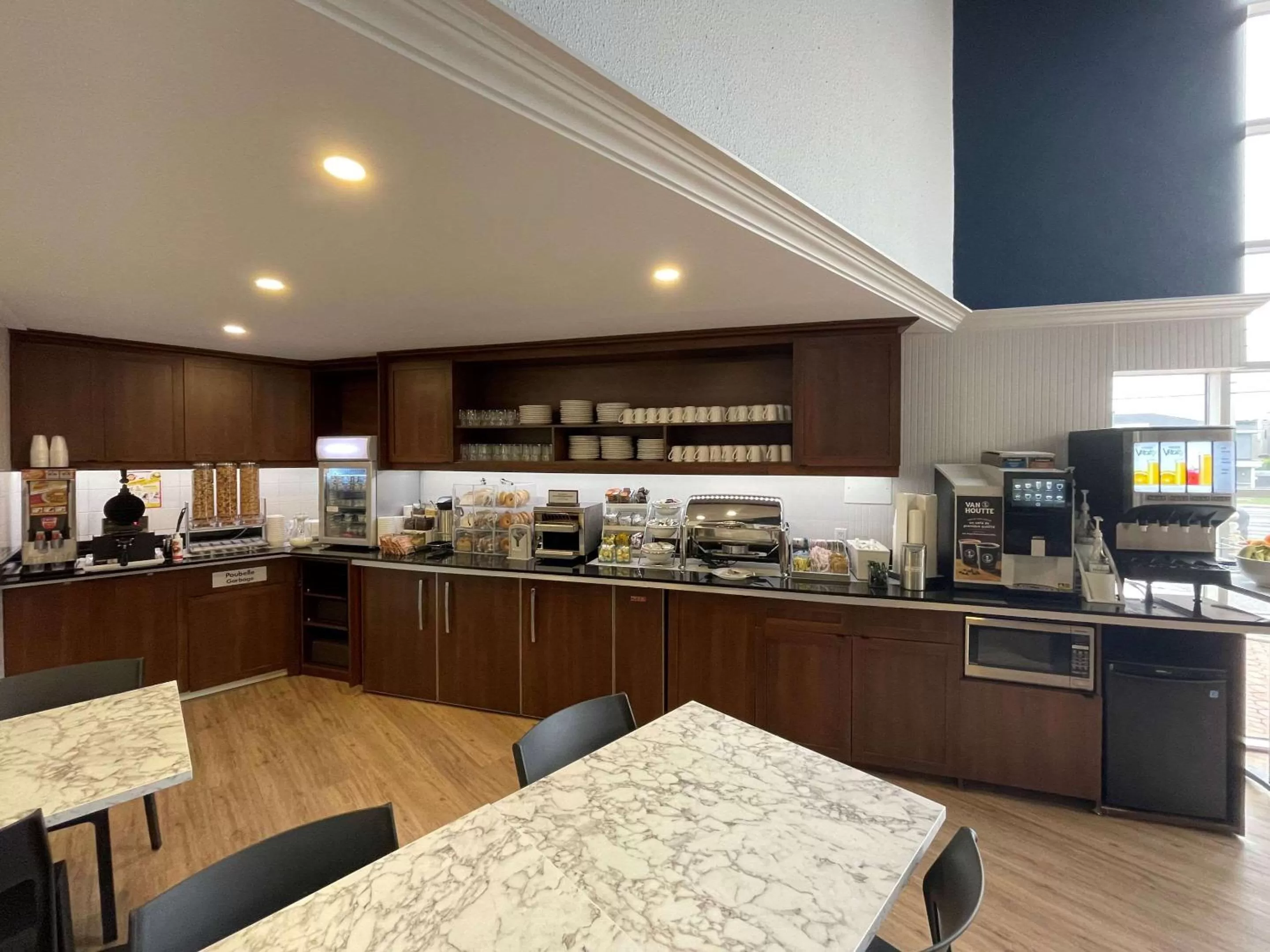 Breakfast in Clarion Pointe Quebec Airport